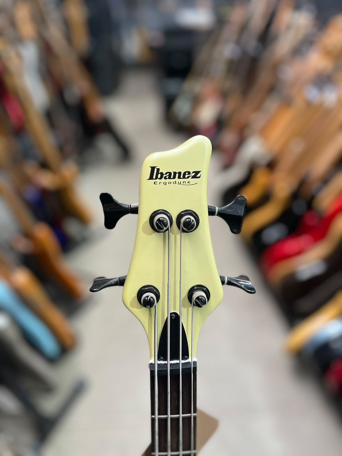 BAIXO IBANEZ ERGODYNE 4 CORDAS CREME miniatura 6