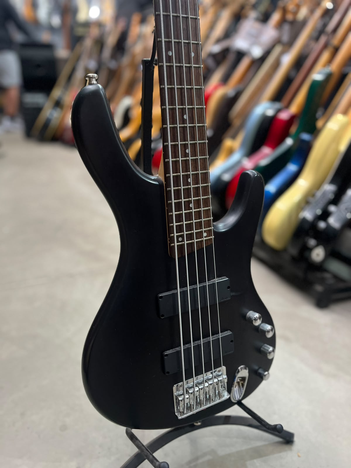Baixo Ibanez ergodyne 5 cordas  preto miniatura 3