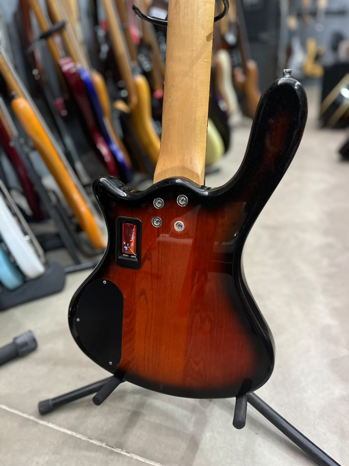 Baixo Washburn Sunburst Taurus T15 – Modelo 5 cordas miniatura 9