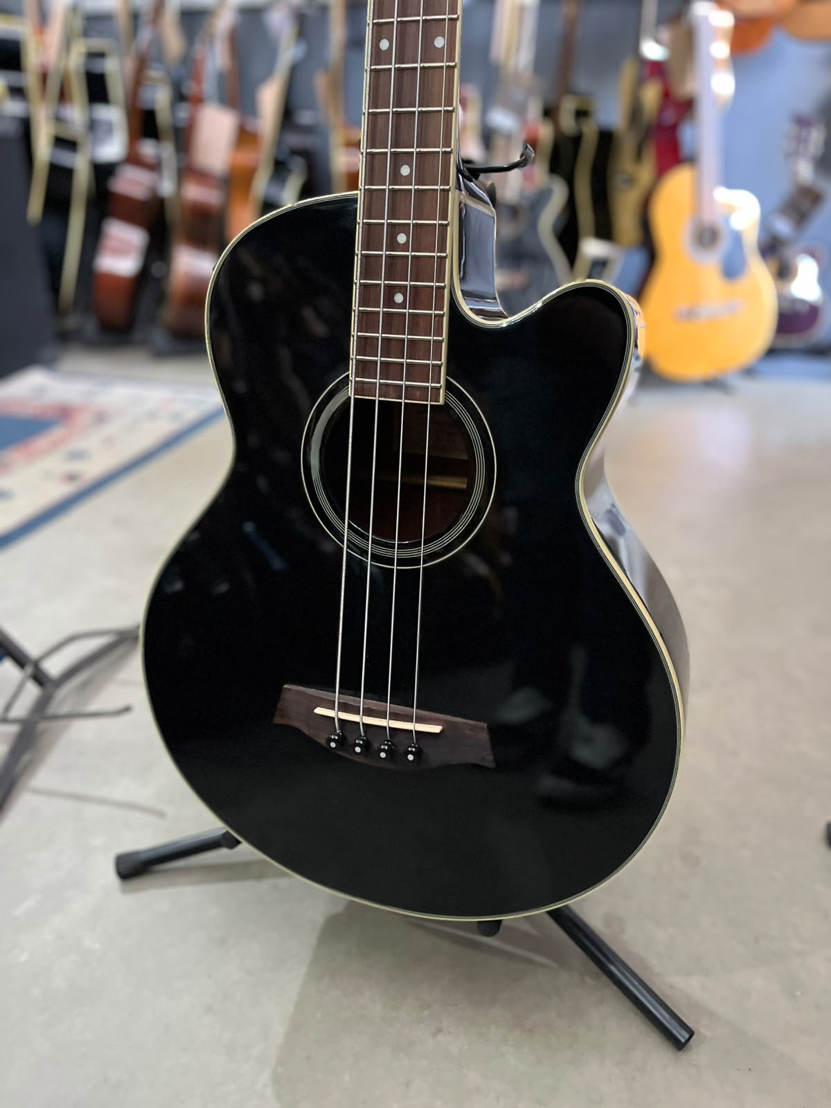 Baixolão Ibanez- Modelo: 4 cordas Preto miniatura 2