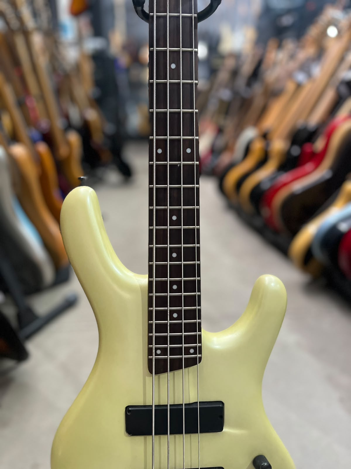 BAIXO IBANEZ ERGODYNE 4 CORDAS CREME miniatura 4