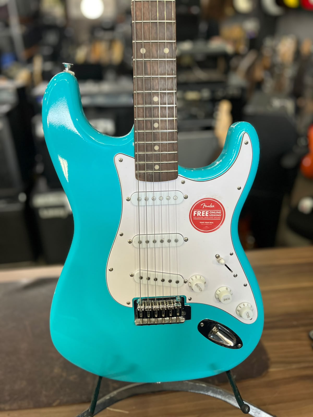 GUITARRA SQUIER FENDER STRATO AZUL CARA ESCUDO BRANCO
