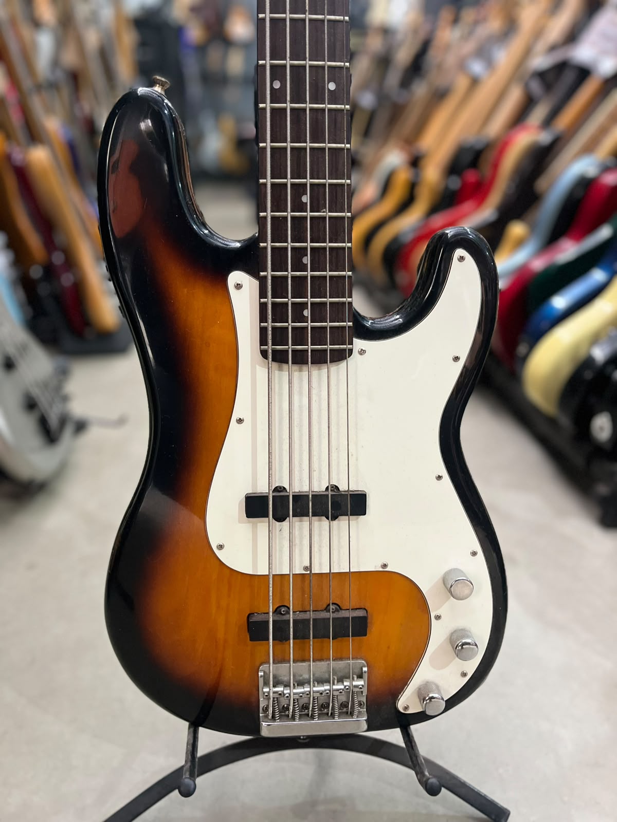 Baixo Washburn Sunburst Modelo 5 cordas