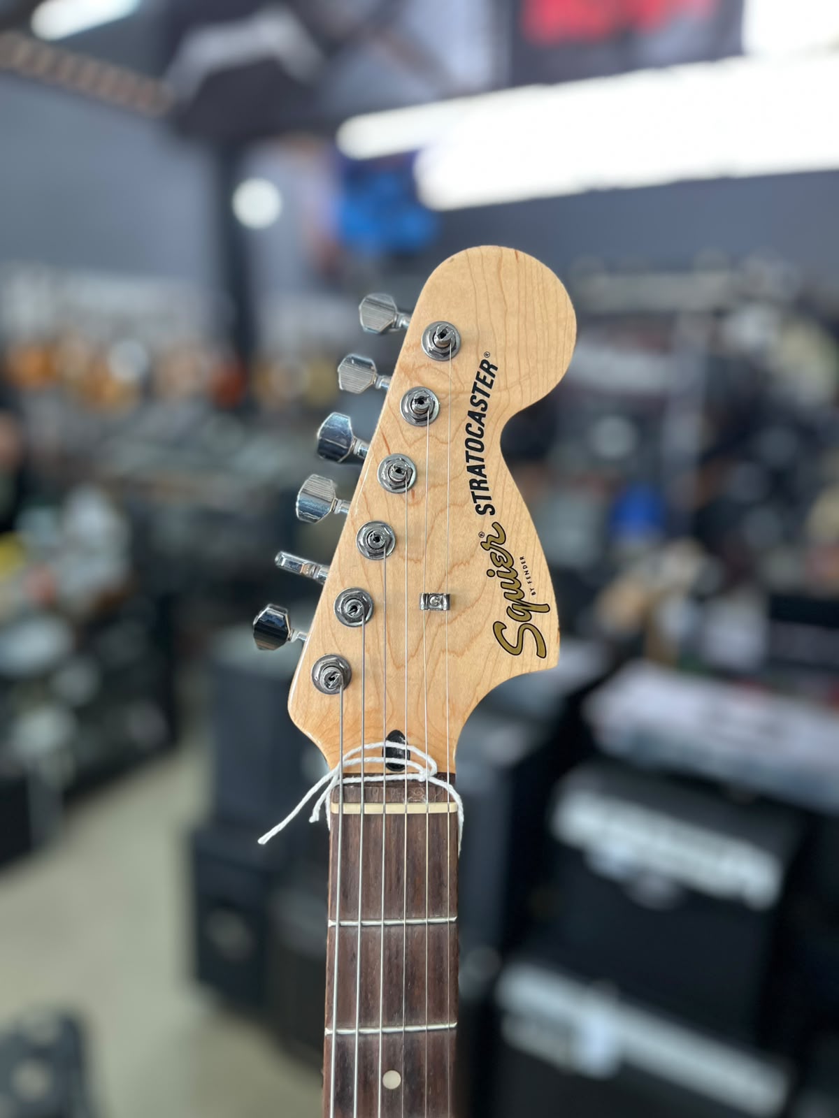 GUITARRA SQUIER FENDER STRATO AZUL CARA ESCUDO BRANCO miniatura 6