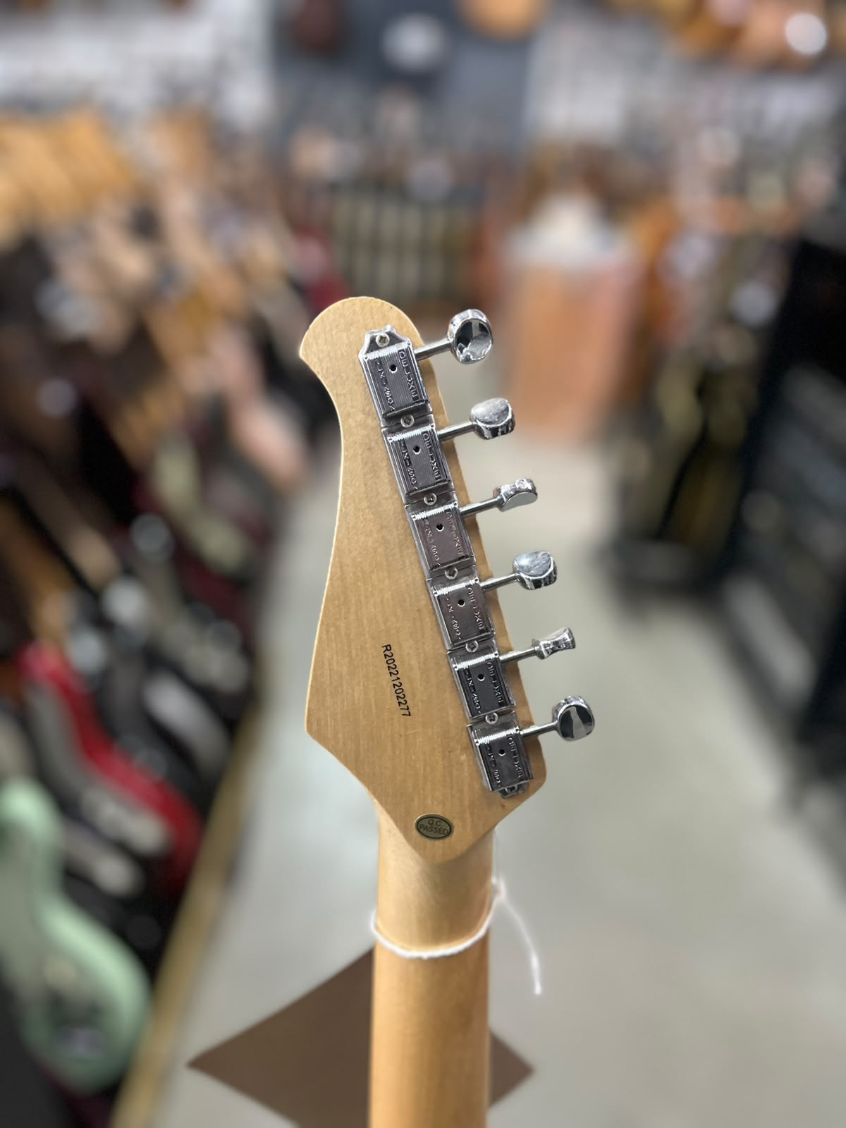 Guitarra Seizi Modelo: Shinobi strato sunburst miniatura 6