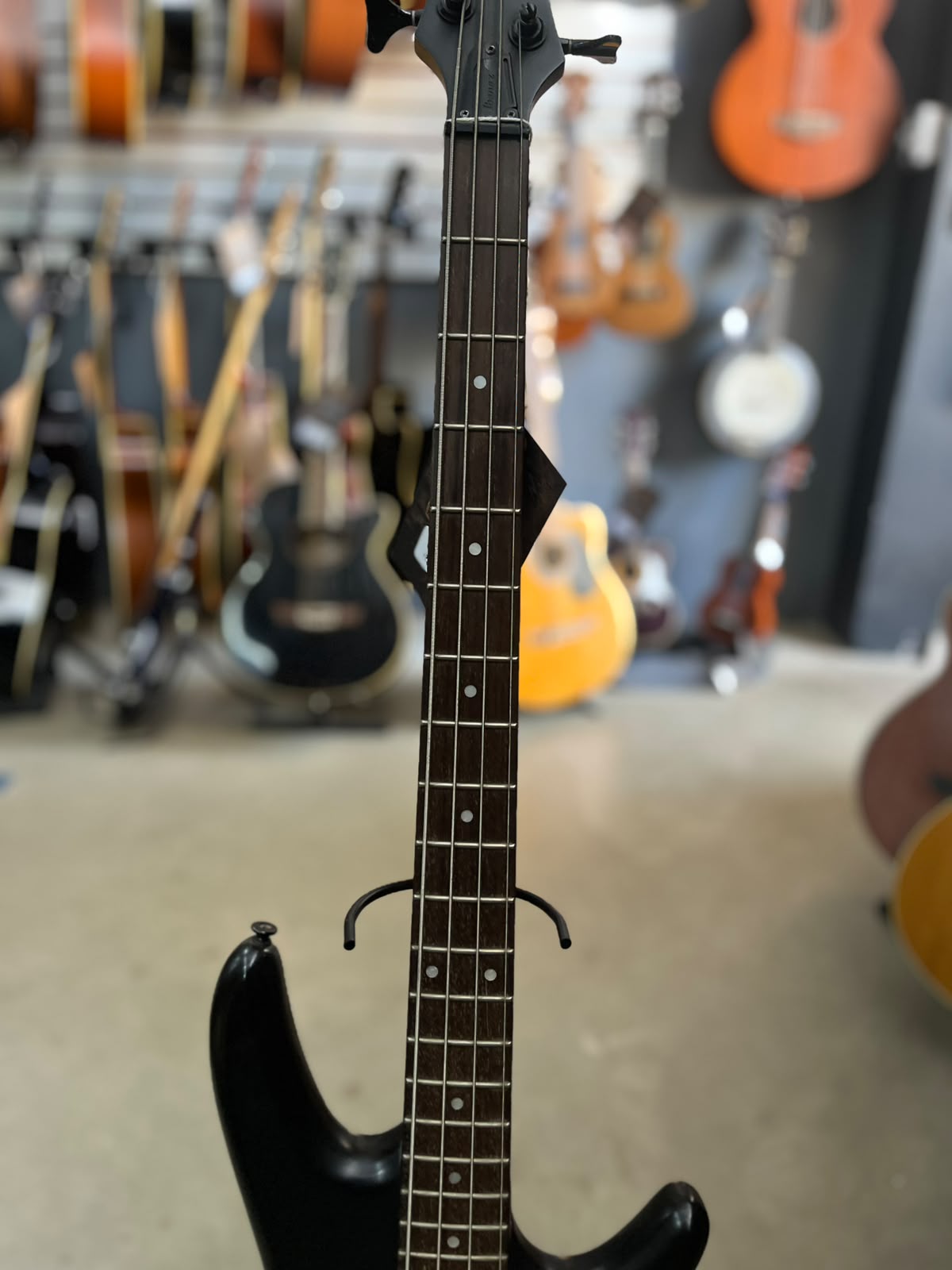 Baixo Marca Ibanez – Modelo: 4 cordas miniatura 5