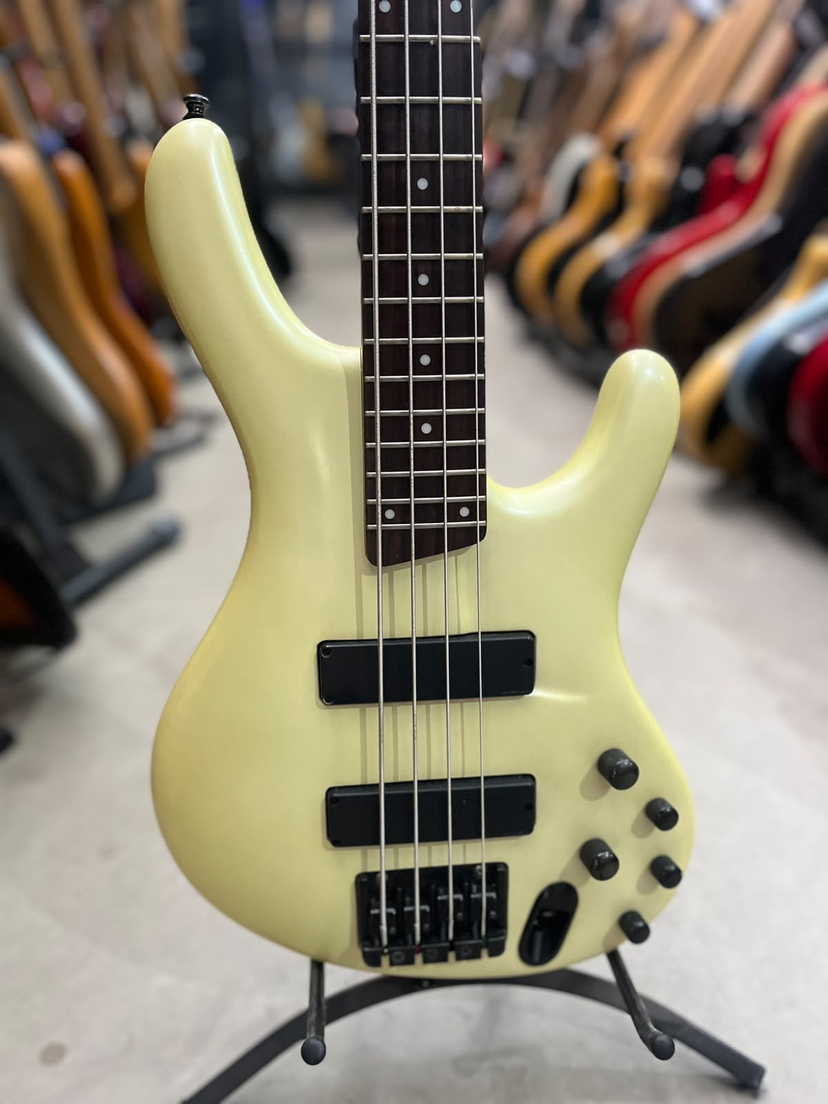 BAIXO IBANEZ ERGODYNE 4 CORDAS CREME