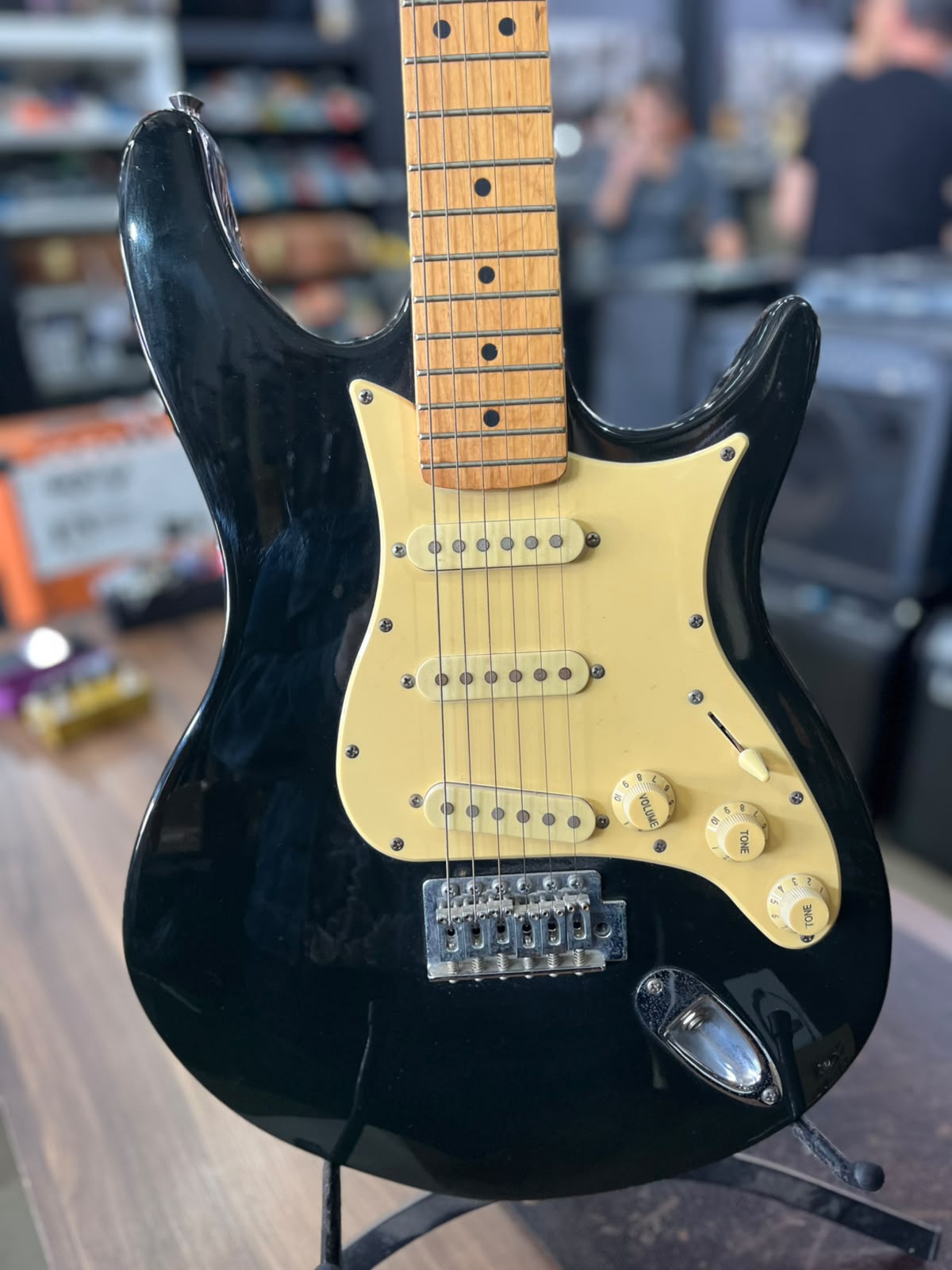 Guitarra  BEHRINGER Preta escudo creme miniatura 7