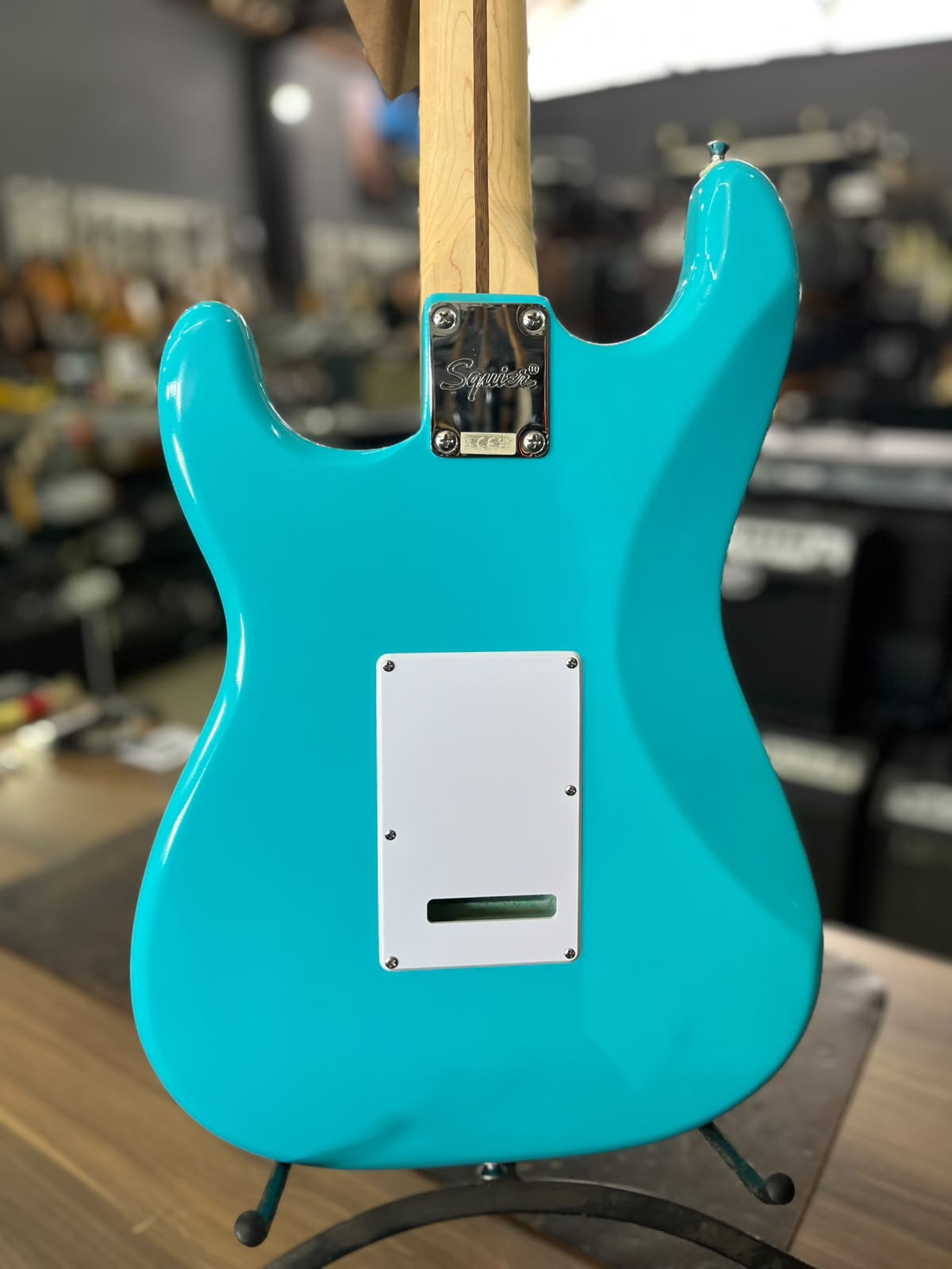 GUITARRA SQUIER FENDER STRATO AZUL CARA ESCUDO BRANCO miniatura 8
