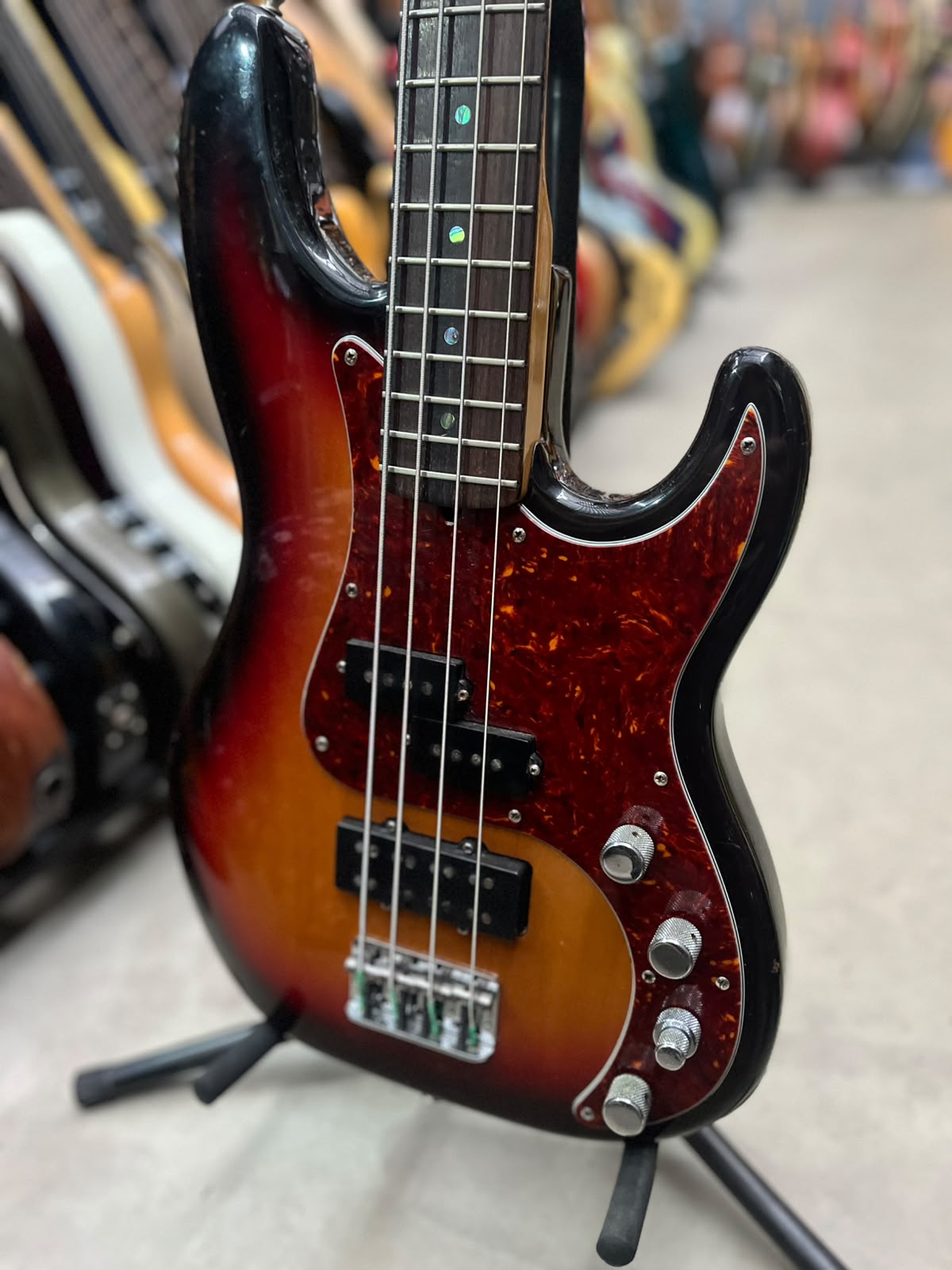 BAIXO FENDER PRECISION BASS SUNBURST 4 CORDAS ESCUDO TORTOISE miniatura 2
