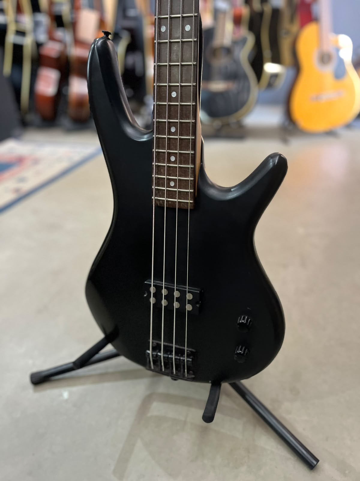 Baixo Marca Ibanez – Modelo: 4 cordas miniatura 2