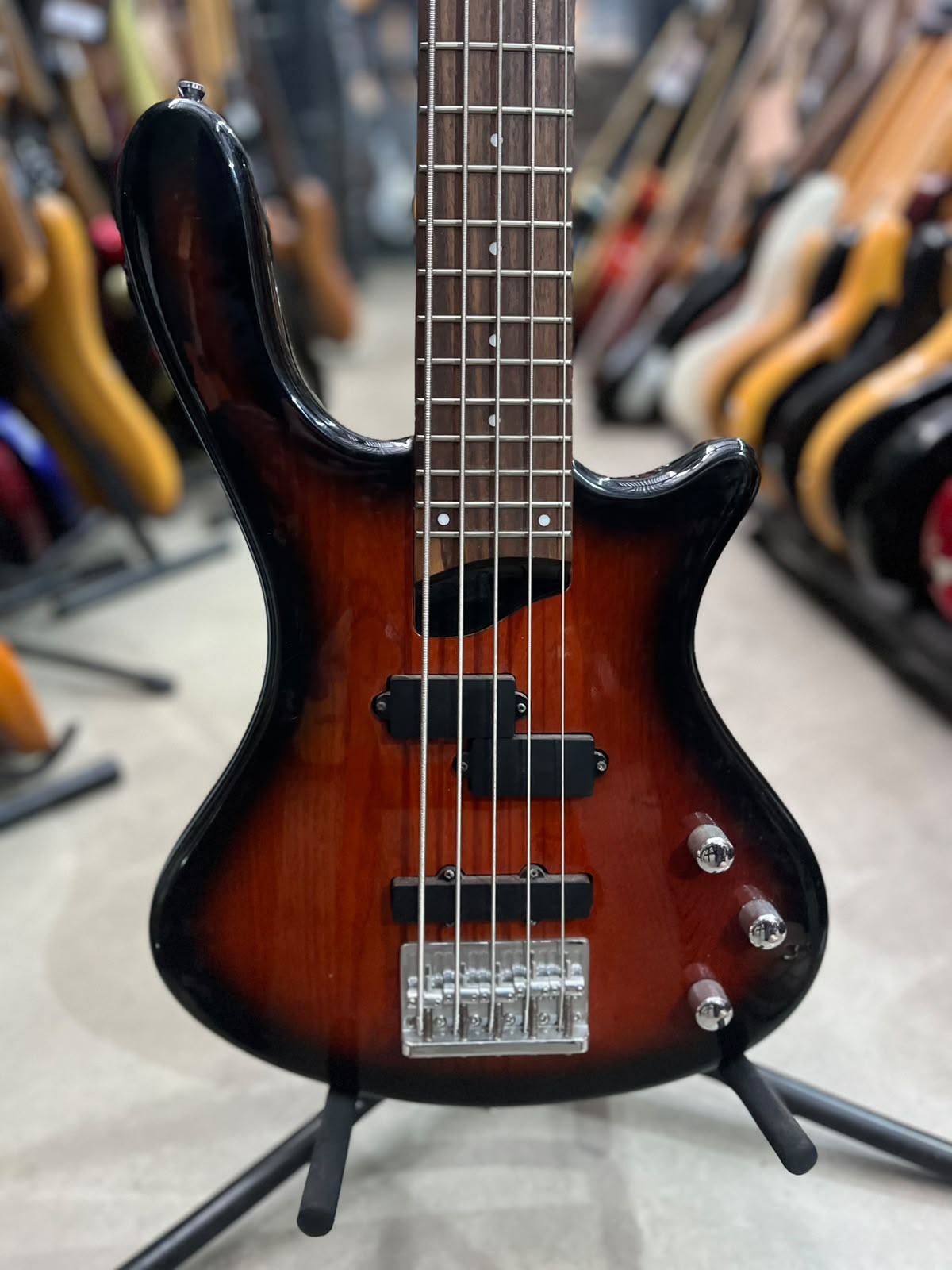 Baixo Washburn Sunburst Taurus T15 – Modelo 5 cordas