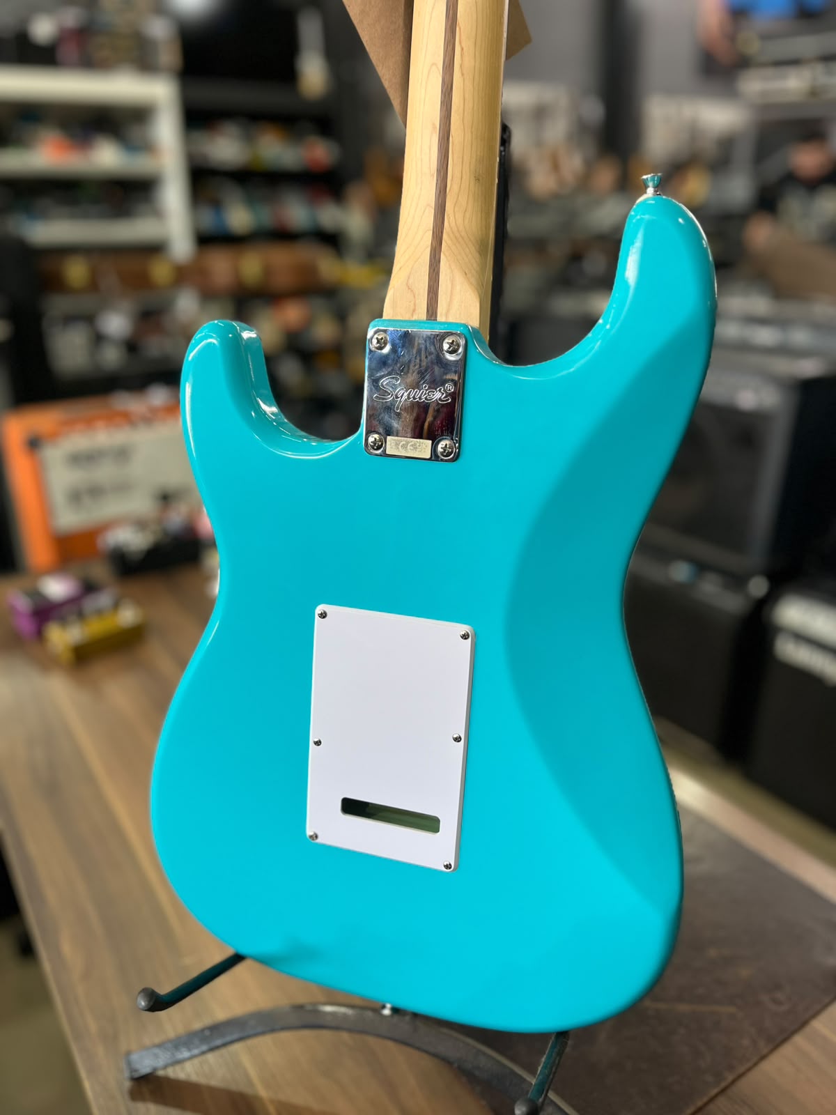 GUITARRA SQUIER FENDER STRATO AZUL CARA ESCUDO BRANCO miniatura 10