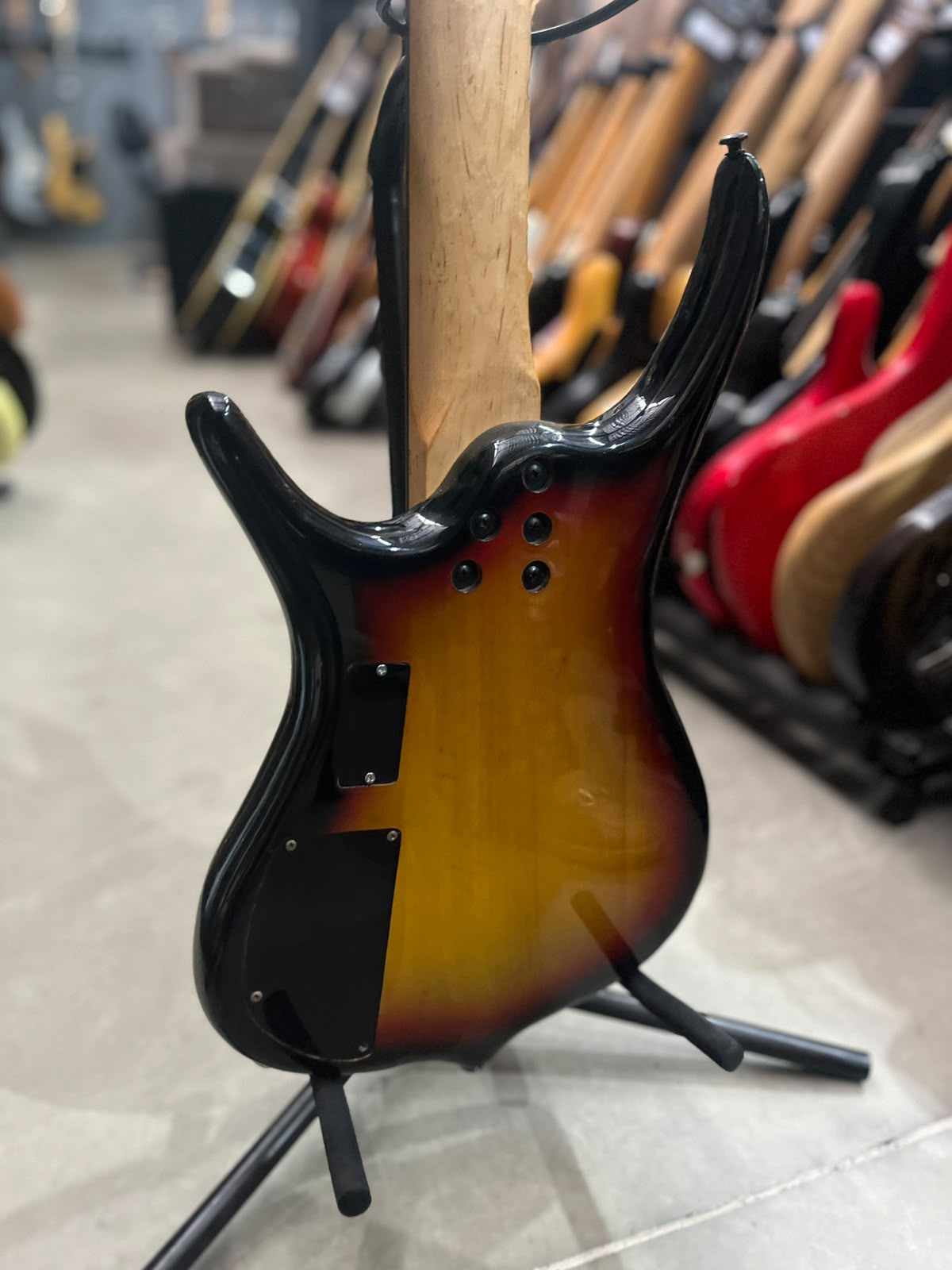 Baixo shelter 5 cordas sunburst miniatura 9