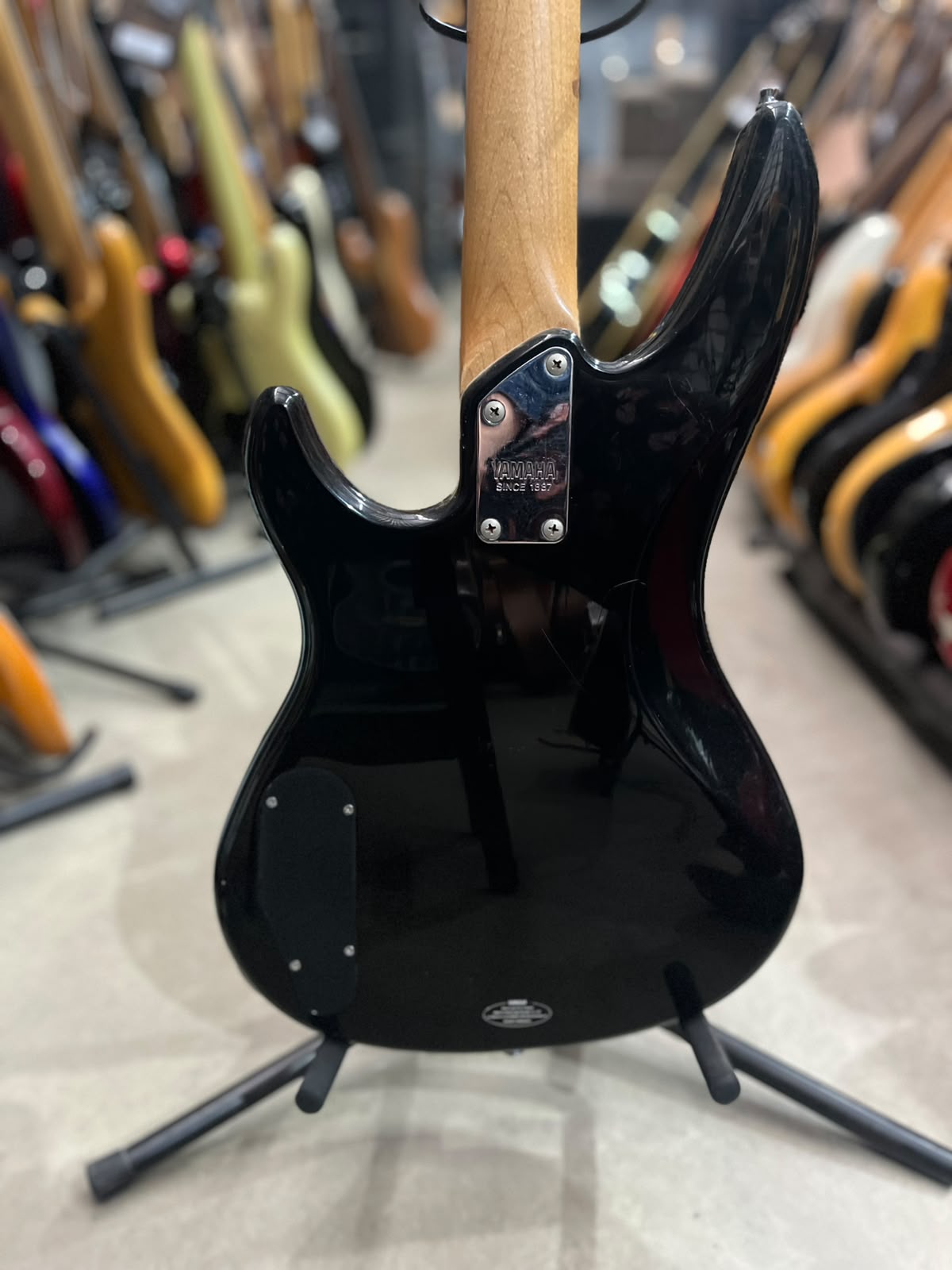 Baixo Yamaha  4 cordas miniatura 10