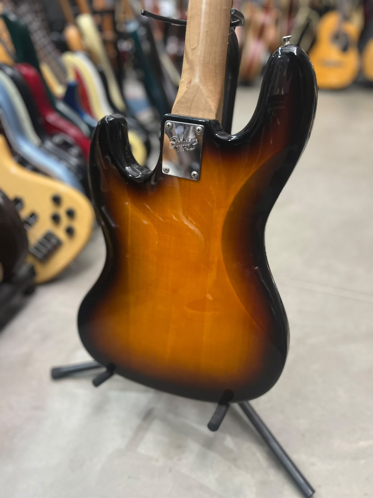 Baixo Squier J Bass 4 cordas Sunburst miniatura 9