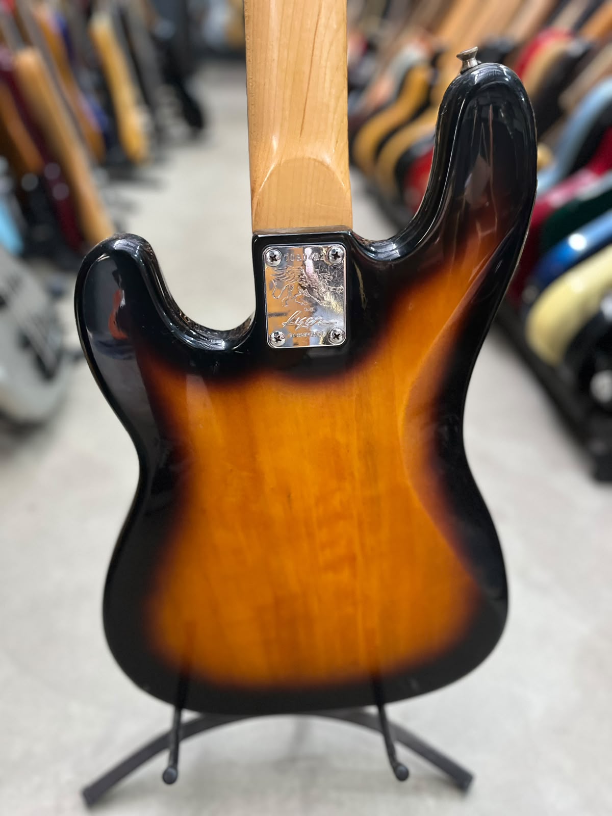Baixo Washburn Sunburst Modelo 5 cordas miniatura 8