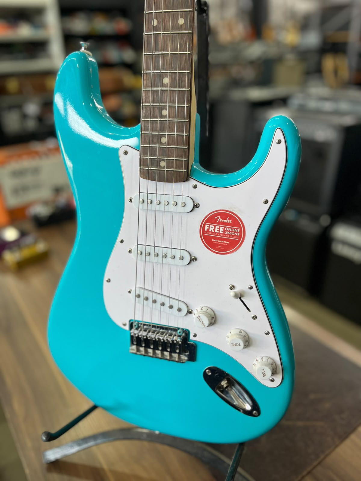 GUITARRA SQUIER FENDER STRATO AZUL CARA ESCUDO BRANCO miniatura 2