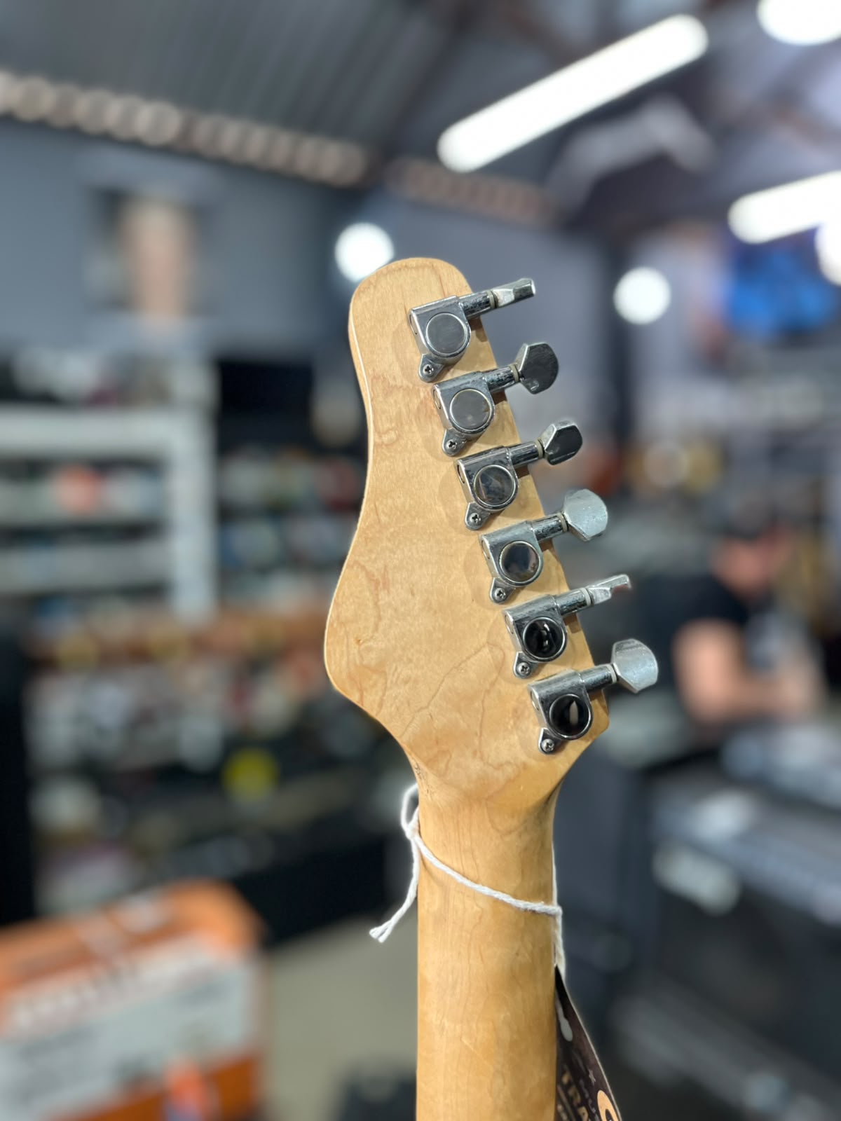 Guitarra  BEHRINGER Preta escudo creme miniatura 6