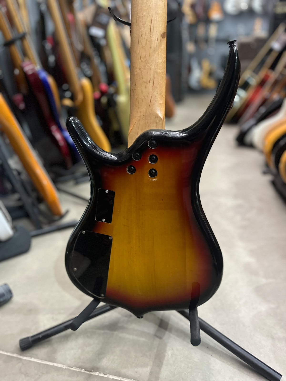 Baixo shelter 5 cordas sunburst miniatura 8