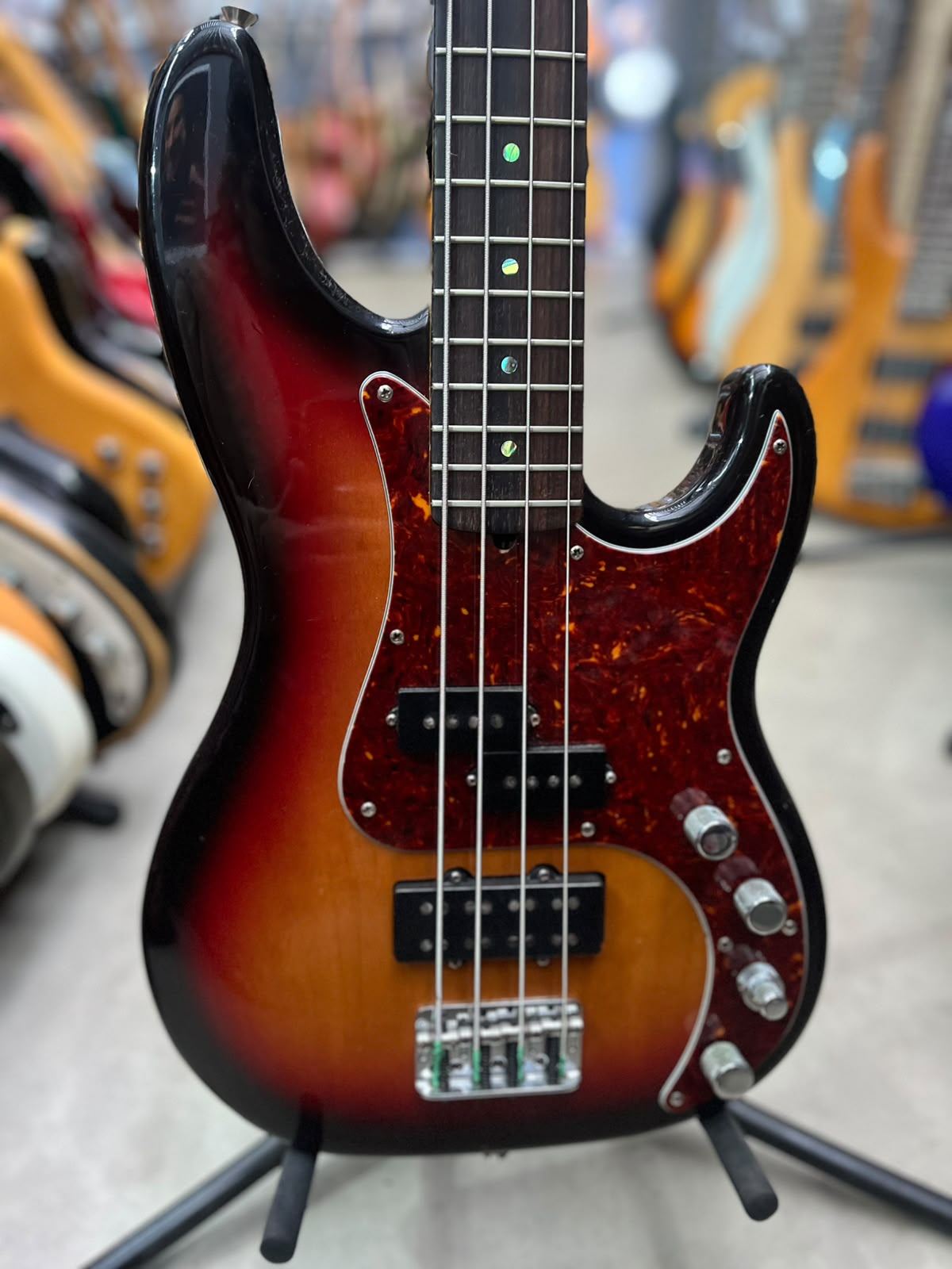 BAIXO FENDER PRECISION BASS SUNBURST 4 CORDAS ESCUDO TORTOISE
