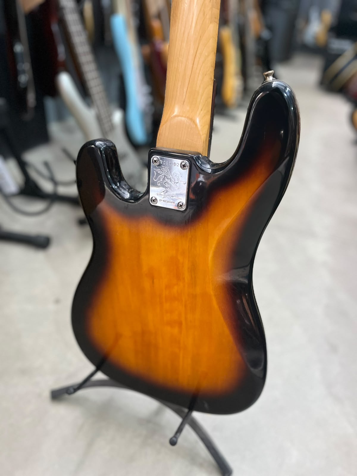Baixo Washburn Sunburst Modelo 5 cordas miniatura 10
