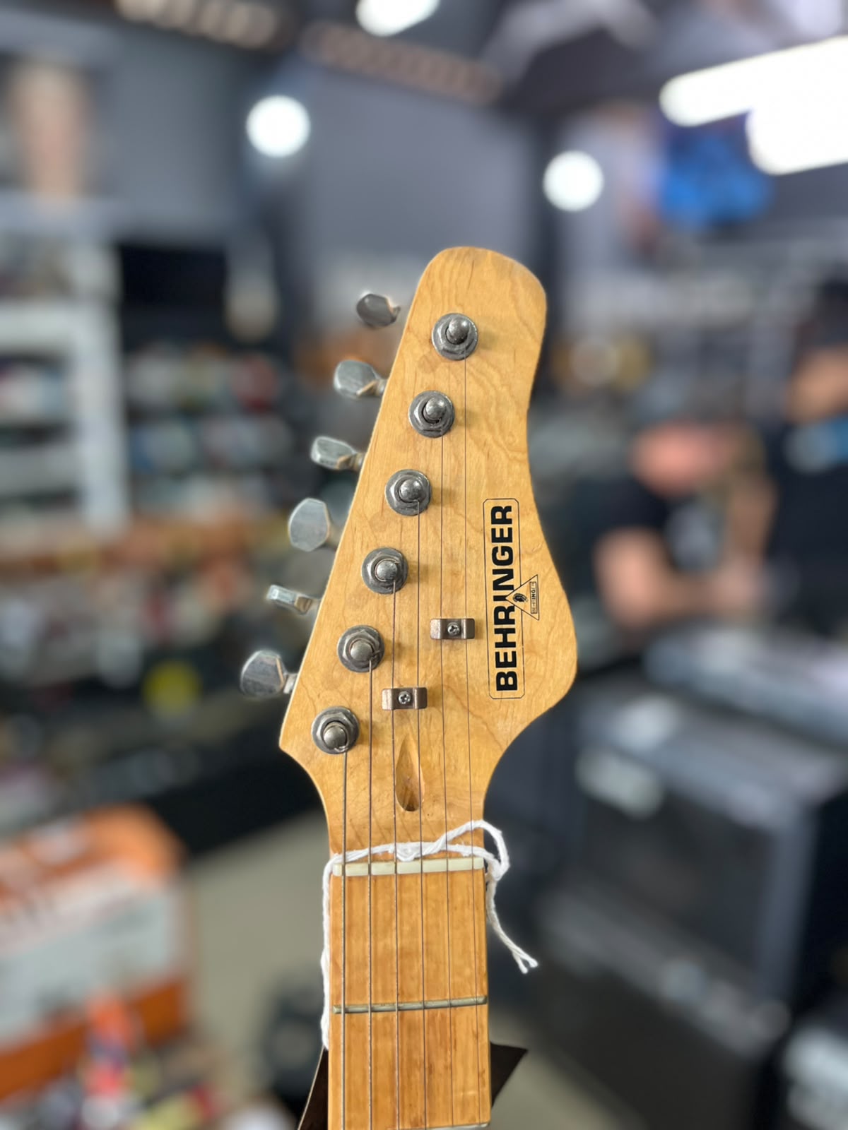 Guitarra  BEHRINGER Preta escudo creme miniatura 5