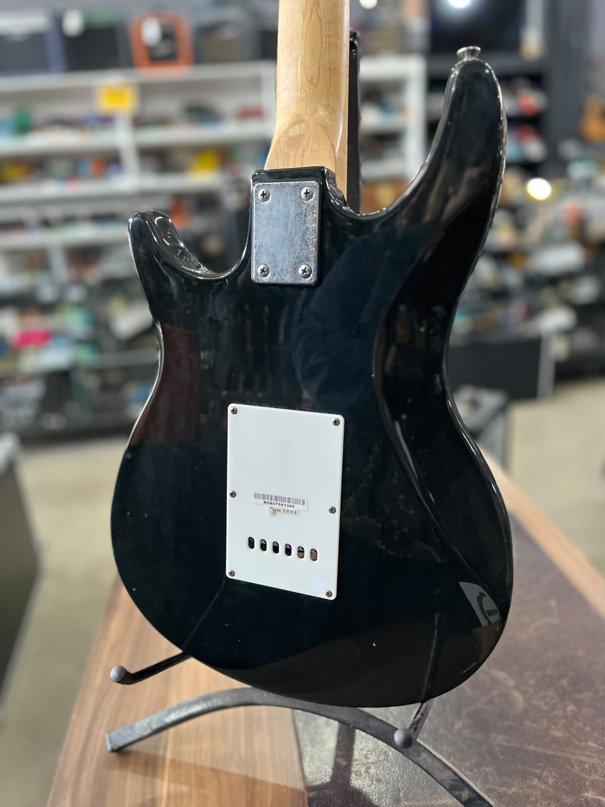 Guitarra  BEHRINGER Preta escudo creme miniatura 8