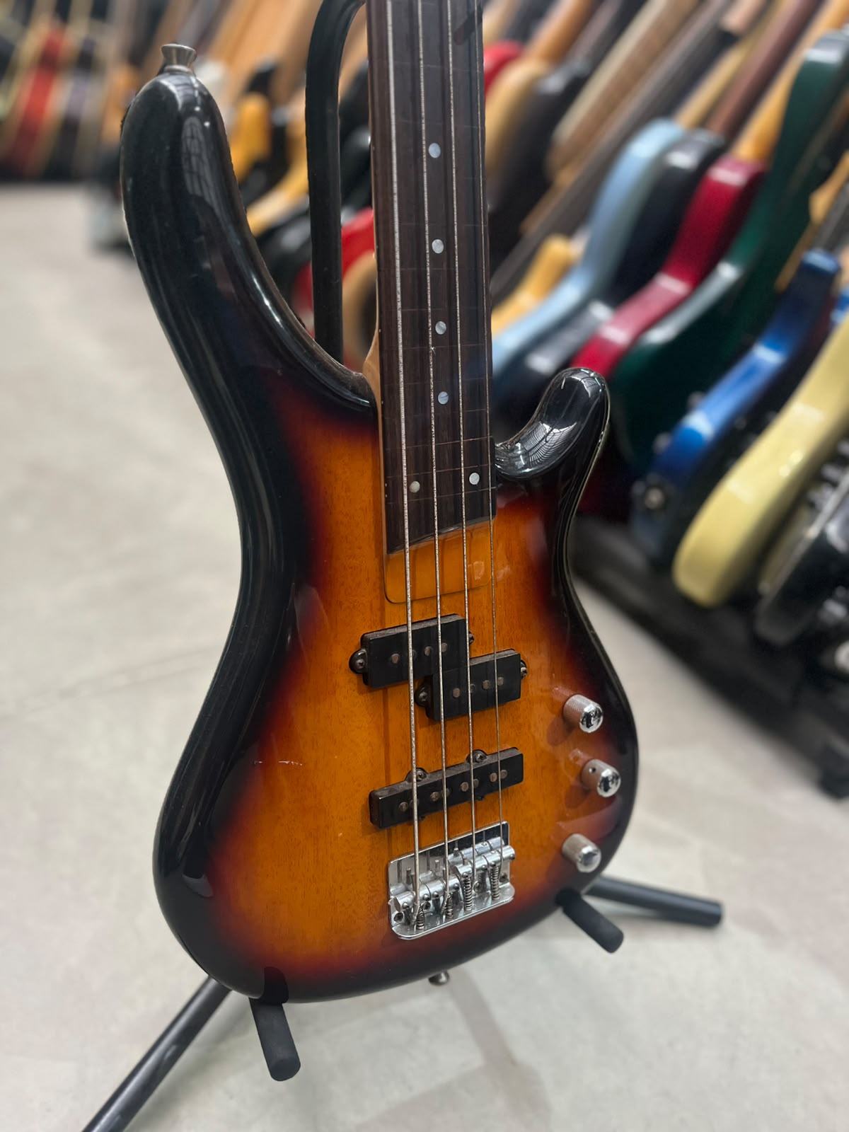 Baixo Condor Sunburst  4 cordas miniatura 3