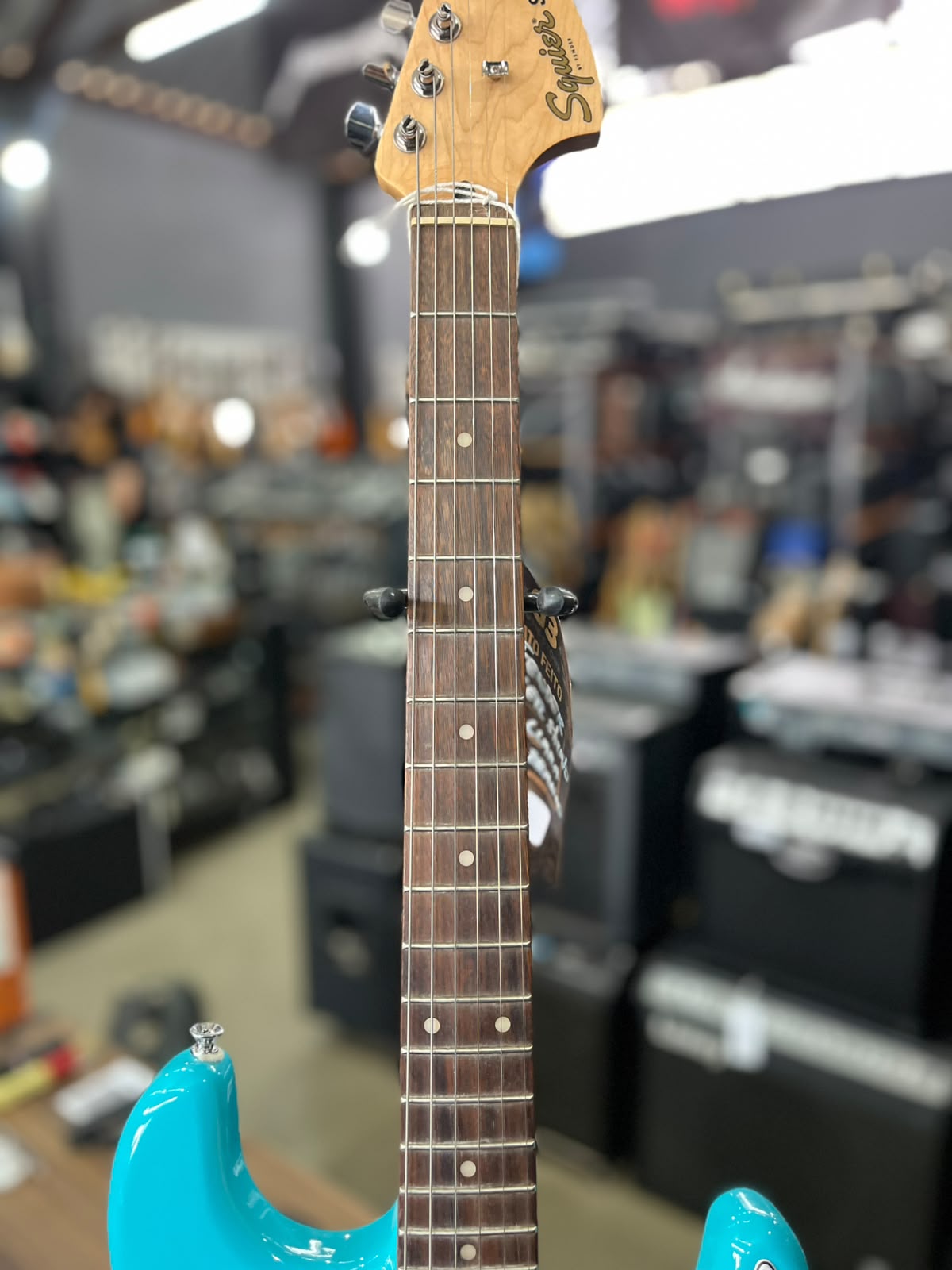 GUITARRA SQUIER FENDER STRATO AZUL CARA ESCUDO BRANCO miniatura 5