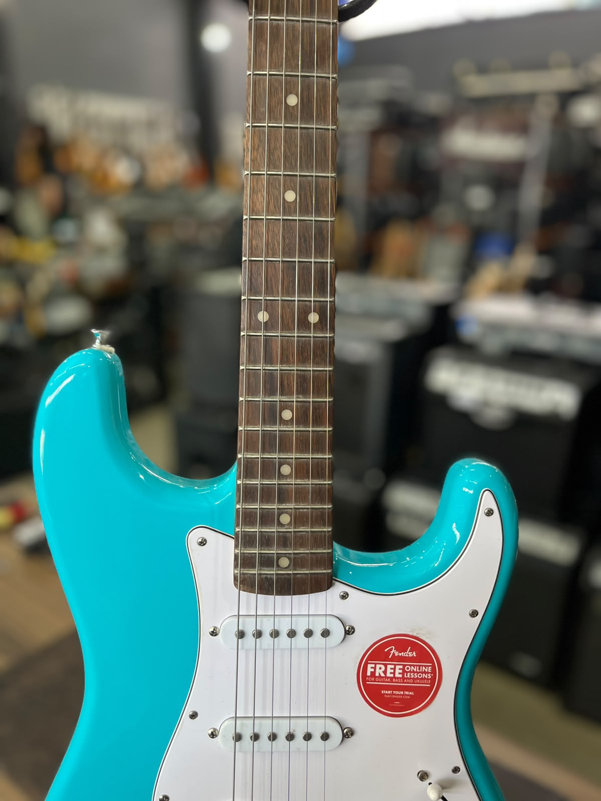 GUITARRA SQUIER FENDER STRATO AZUL CARA ESCUDO BRANCO miniatura 4