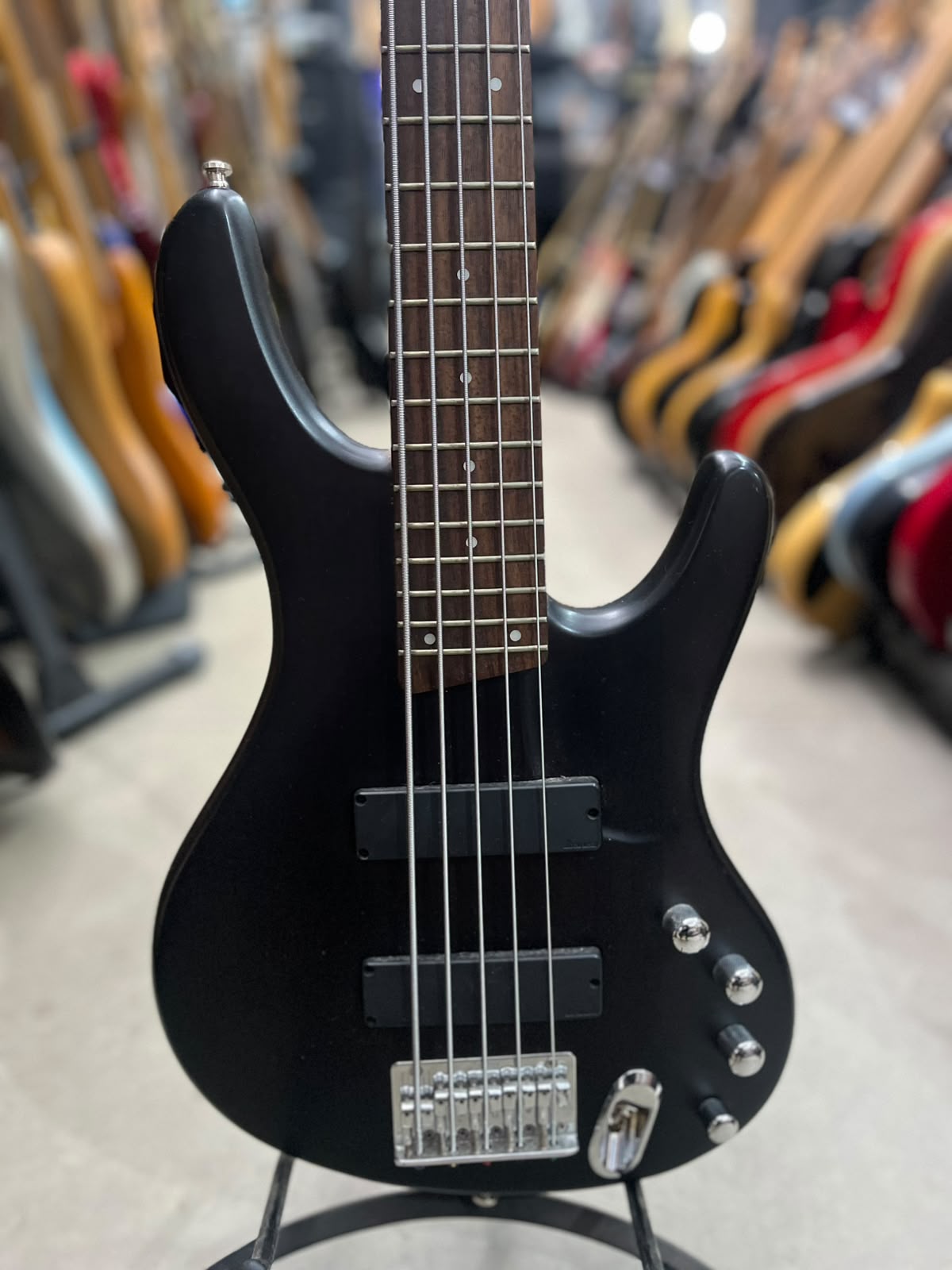Baixo Ibanez ergodyne 5 cordas  preto
