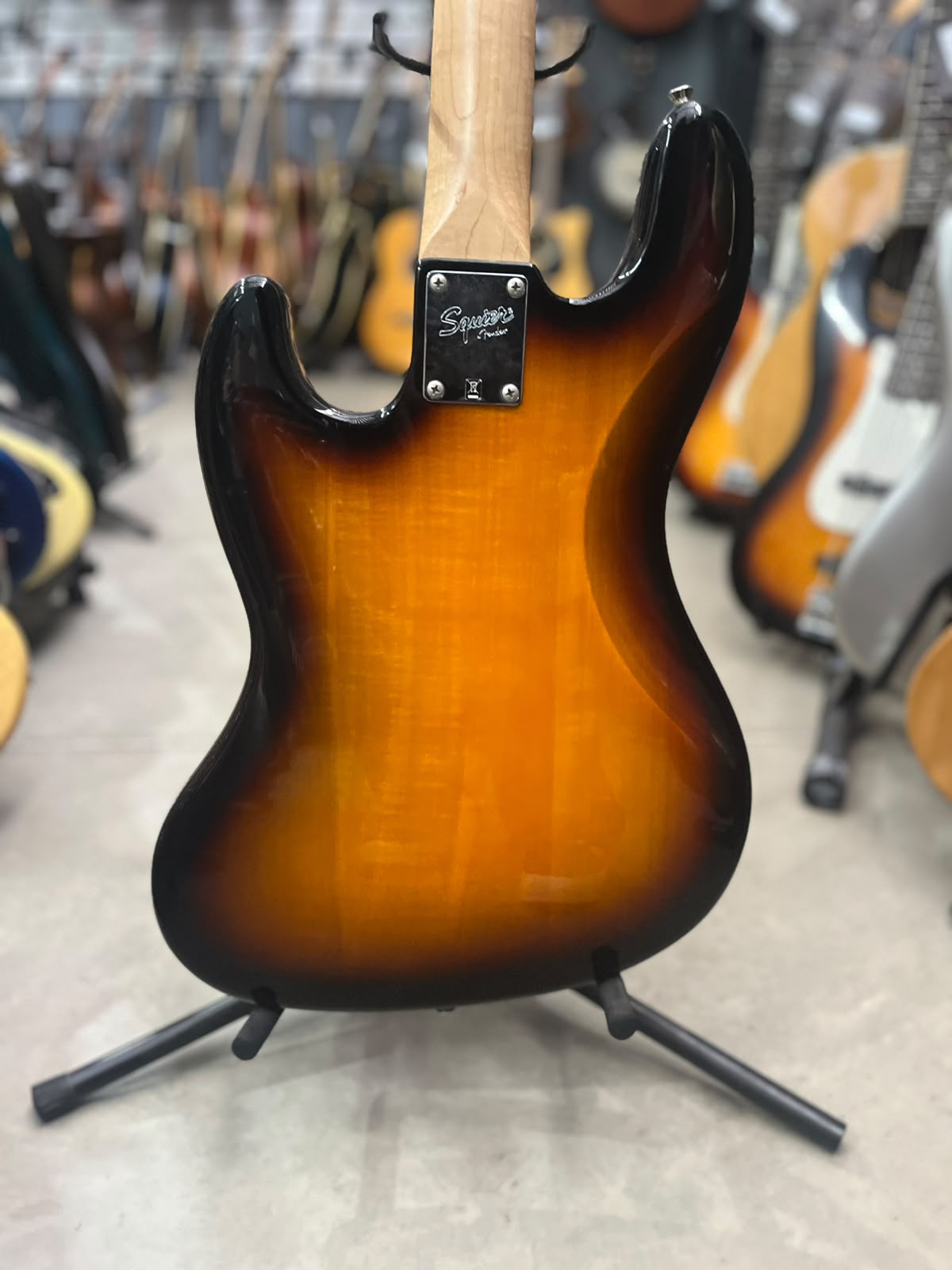 Baixo Squier J Bass 4 cordas Sunburst miniatura 8