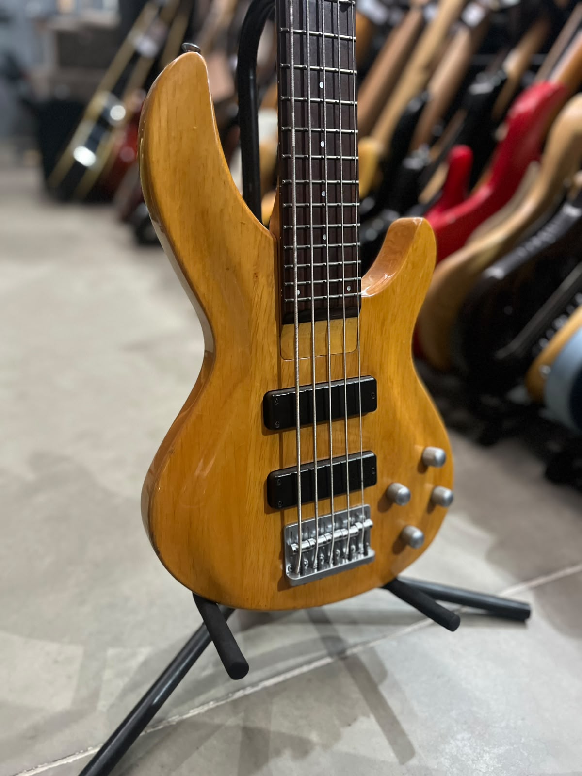Baixo Marca Ária Pro – Modelo: Ativo 5 cordas miniatura 3