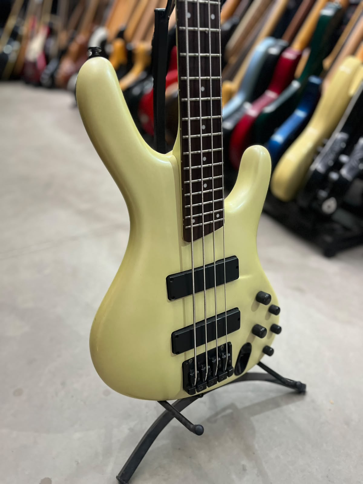 BAIXO IBANEZ ERGODYNE 4 CORDAS CREME miniatura 3