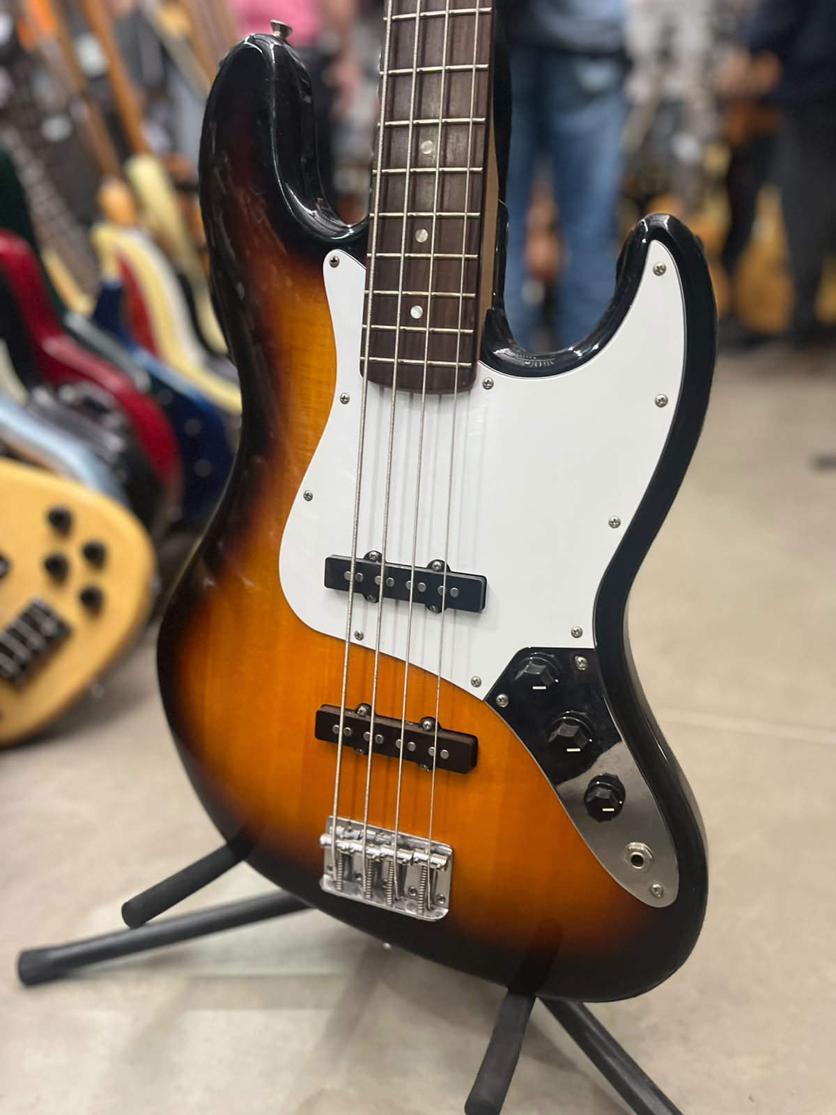 Baixo Squier J Bass 4 cordas Sunburst miniatura 2