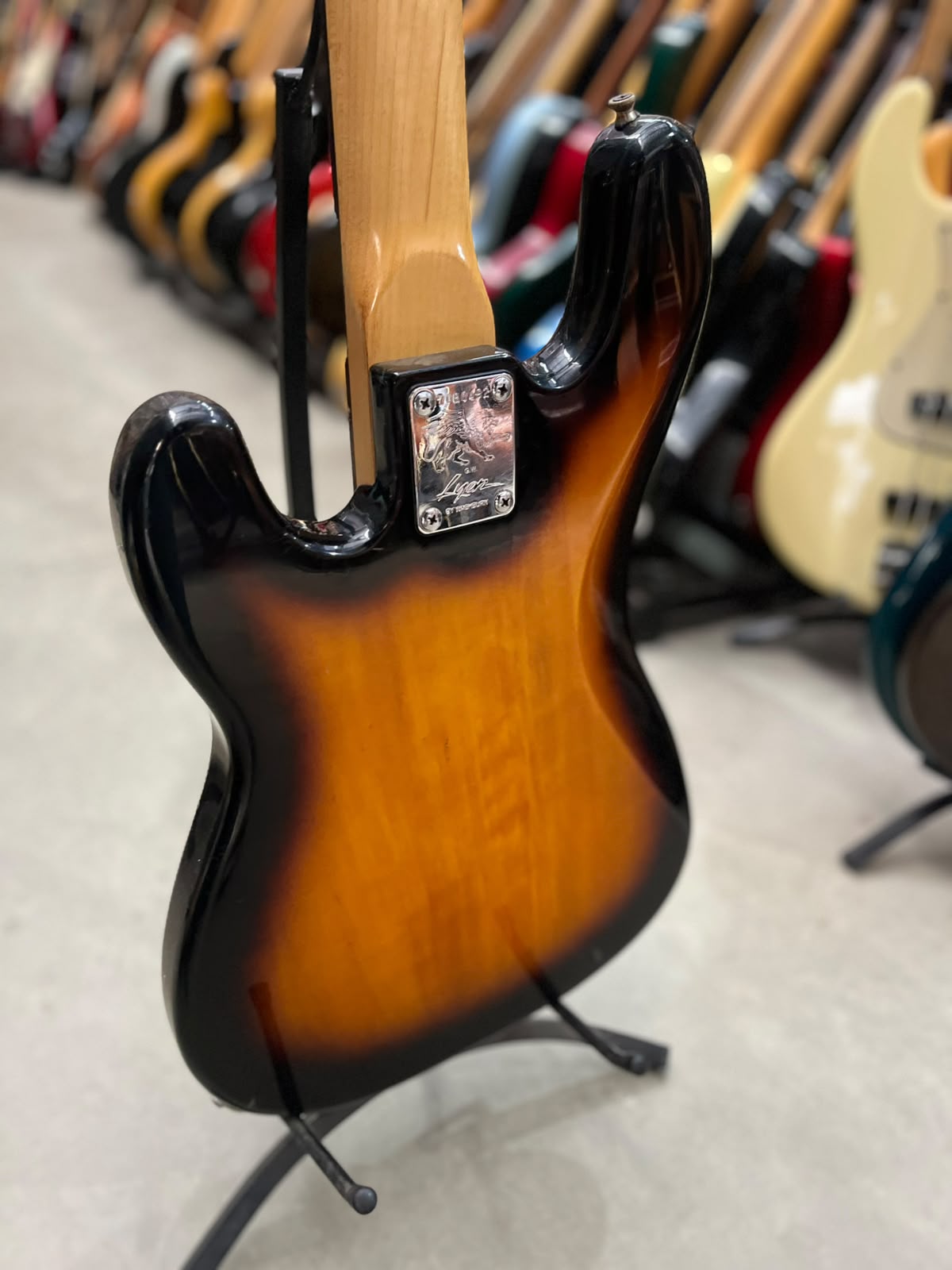 Baixo Washburn Sunburst Modelo 5 cordas miniatura 9