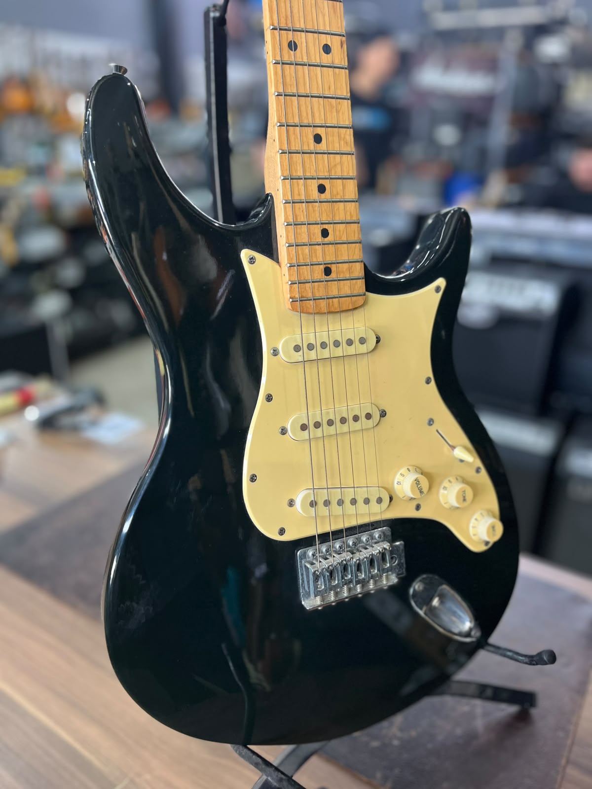 Guitarra  BEHRINGER Preta escudo creme miniatura 2