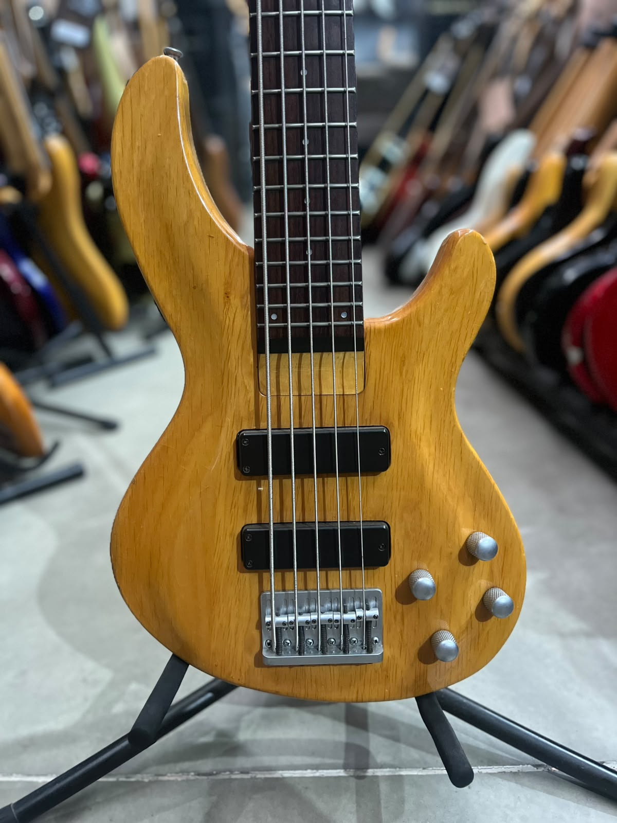 Baixo Marca Ária Pro – Modelo: Ativo 5 cordas