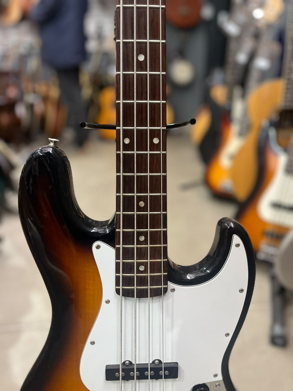 Baixo Squier J Bass 4 cordas Sunburst miniatura 4