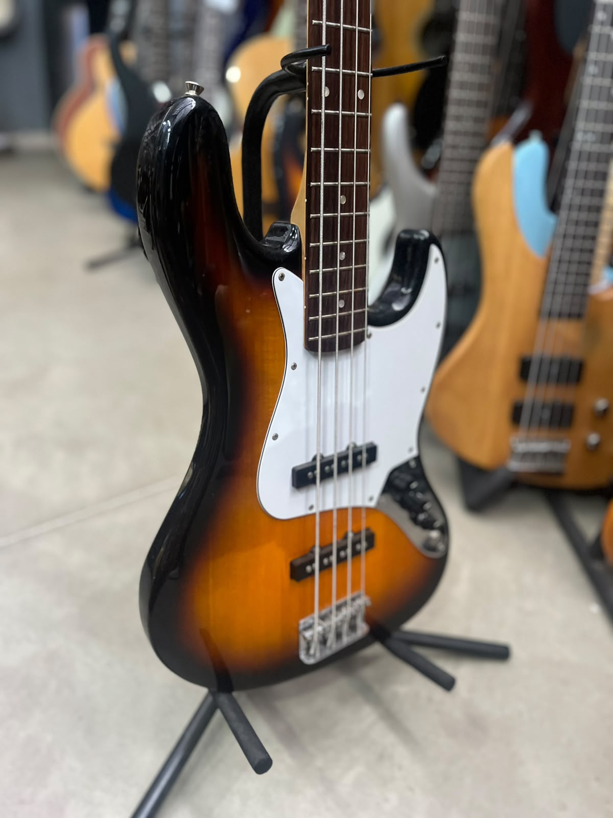 Baixo Squier J Bass 4 cordas Sunburst miniatura 3