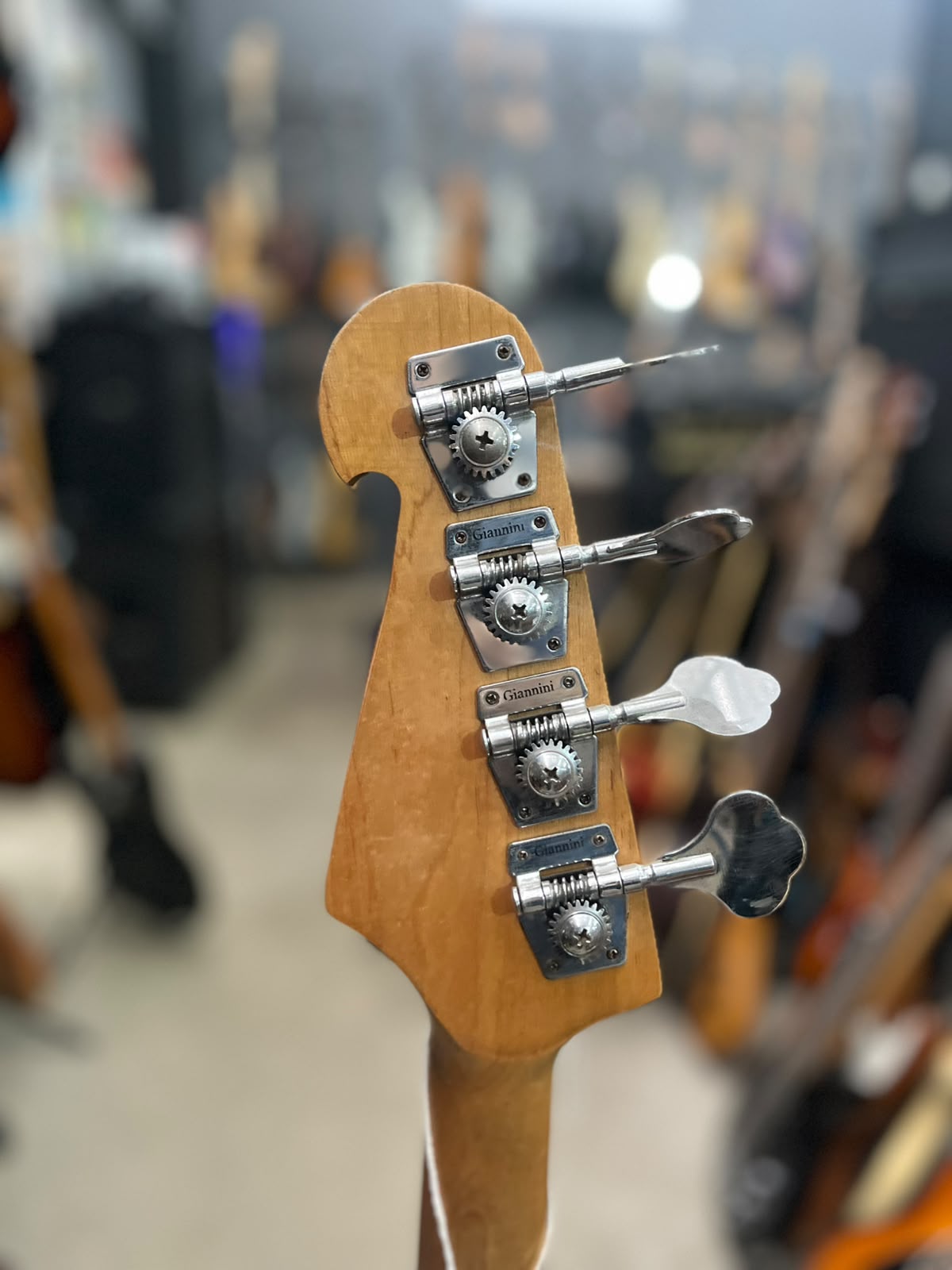 Baixo Marca Giannini – Modelo: Sonic X Séries – 4 cordas Sunburst miniatura 7