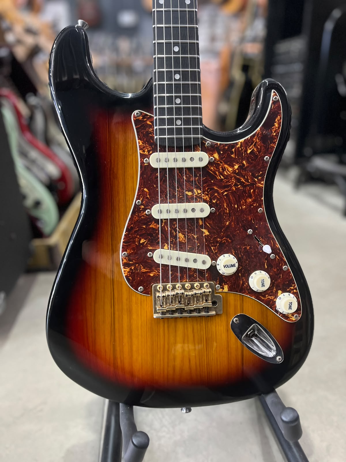 Guitarra Seizi Modelo: Shinobi strato sunburst
