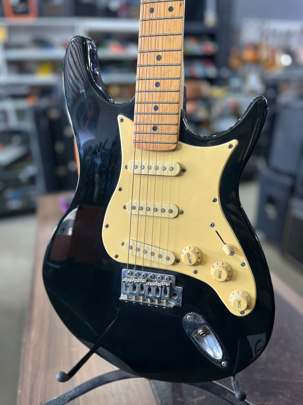 Guitarra  BEHRINGER Preta escudo creme