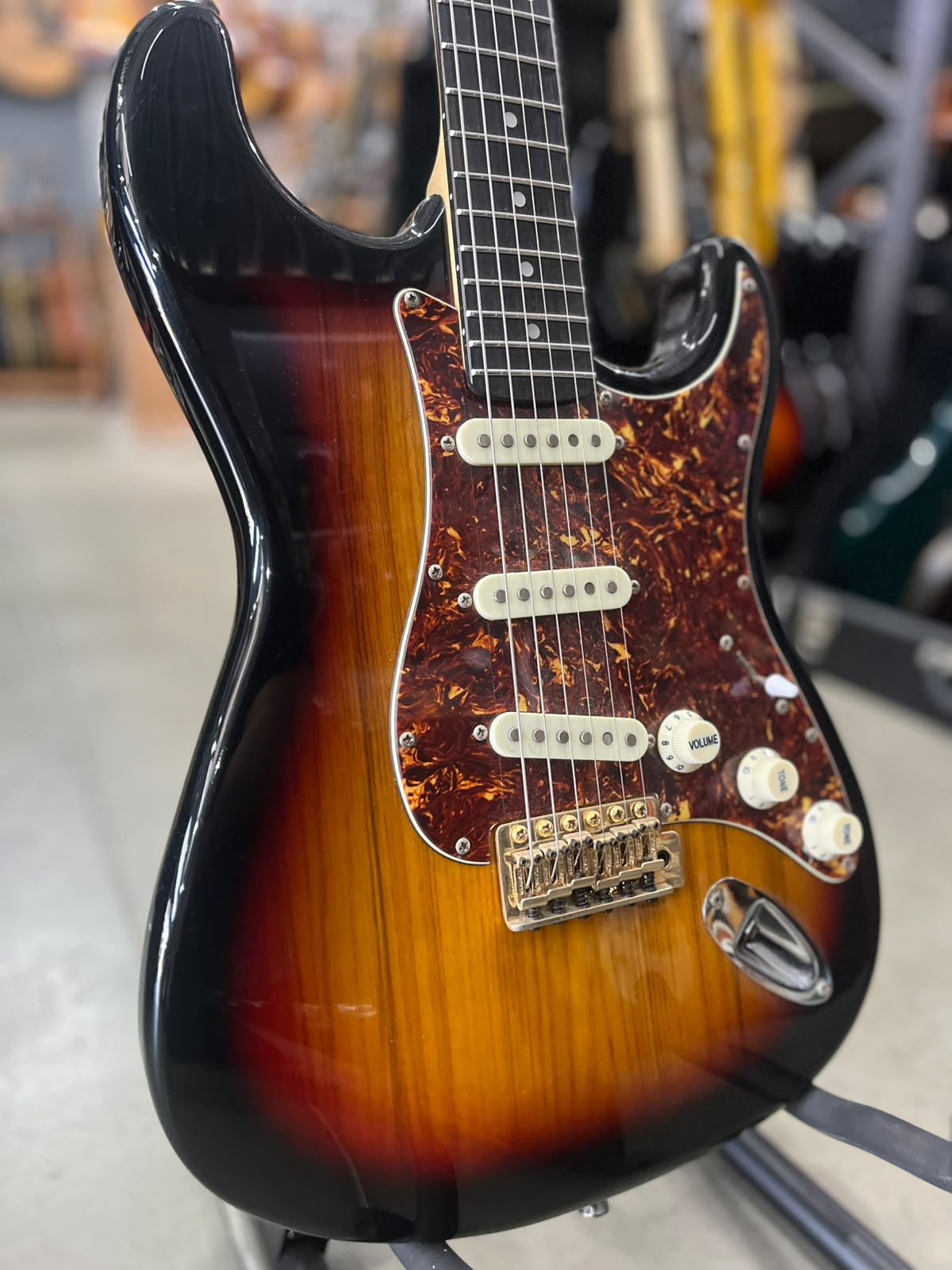 Guitarra Seizi Modelo: Shinobi strato sunburst miniatura 2