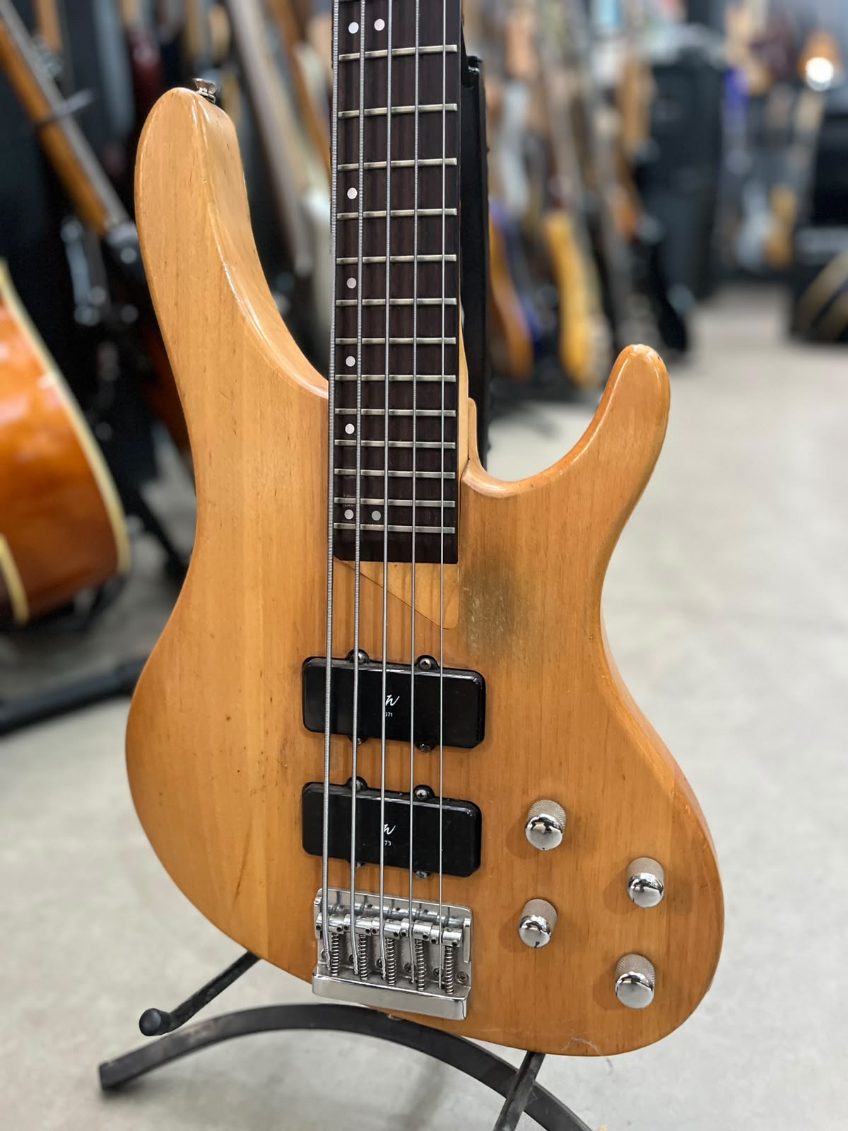 Biaxo Marca Washburn – Modelo: Xb 500 – 5 cordas