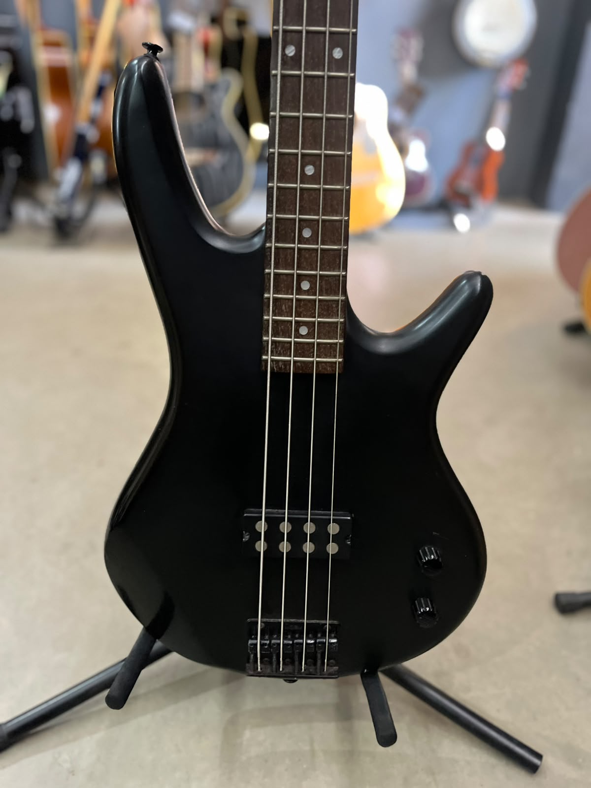 Baixo Marca Ibanez – Modelo: 4 cordas