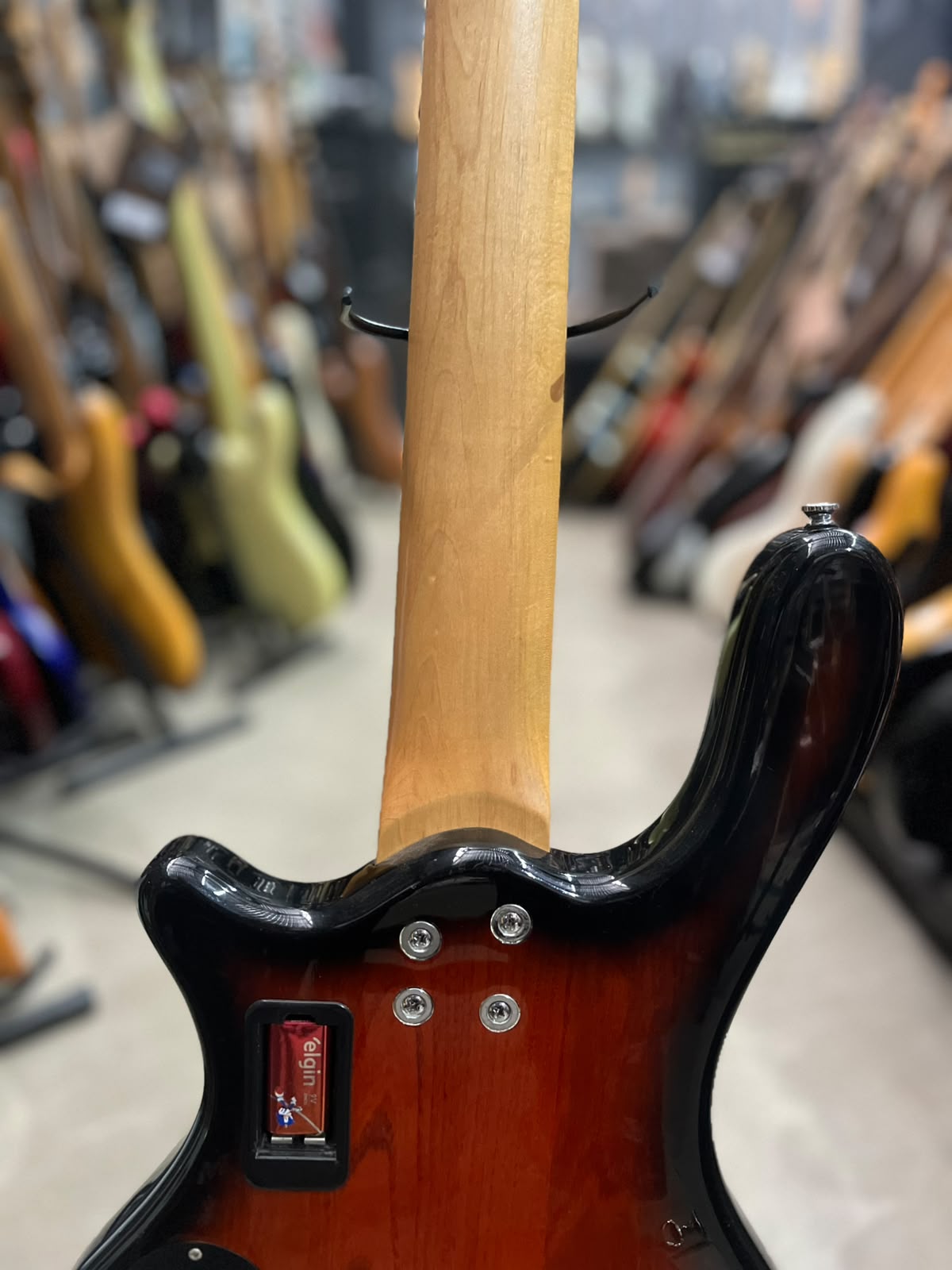 Baixo Washburn Sunburst Taurus T15 – Modelo 5 cordas miniatura 10