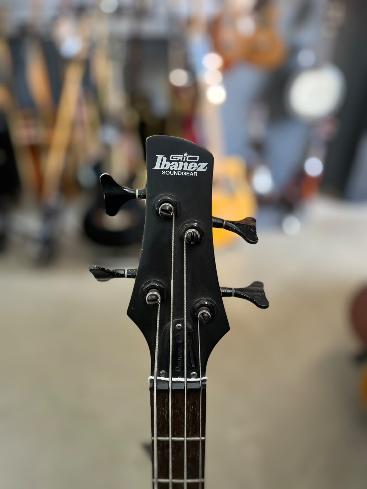 Baixo Marca Ibanez – Modelo: 4 cordas miniatura 6