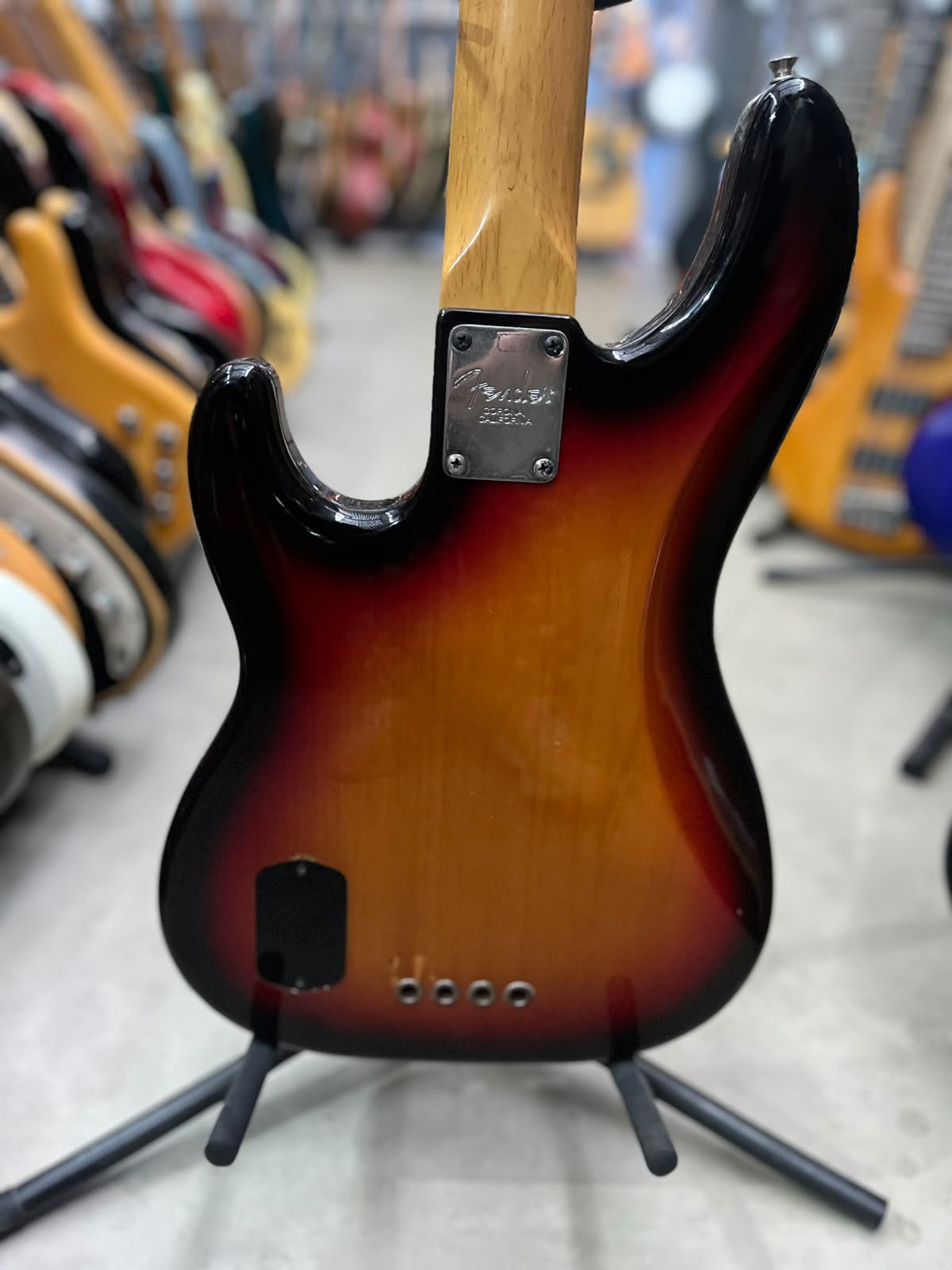 BAIXO FENDER PRECISION BASS SUNBURST 4 CORDAS ESCUDO TORTOISE miniatura 8